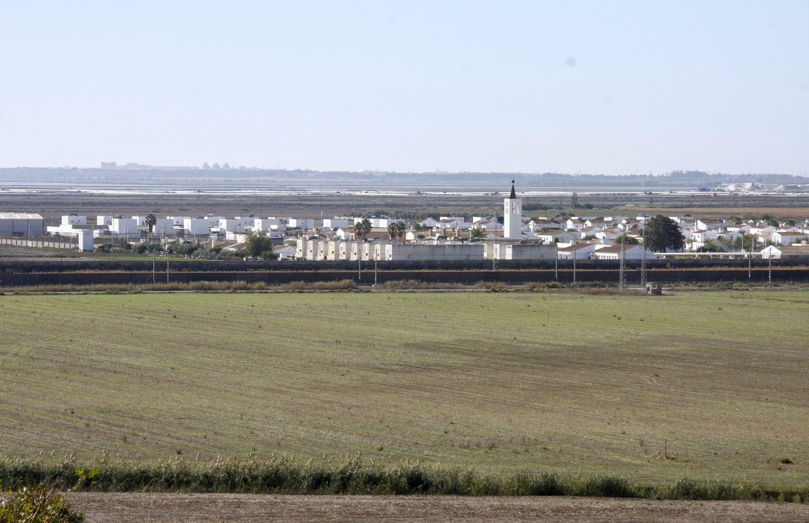 La línea de autobuses M-451 une el Poblado de Doña Blanca con Jerez.