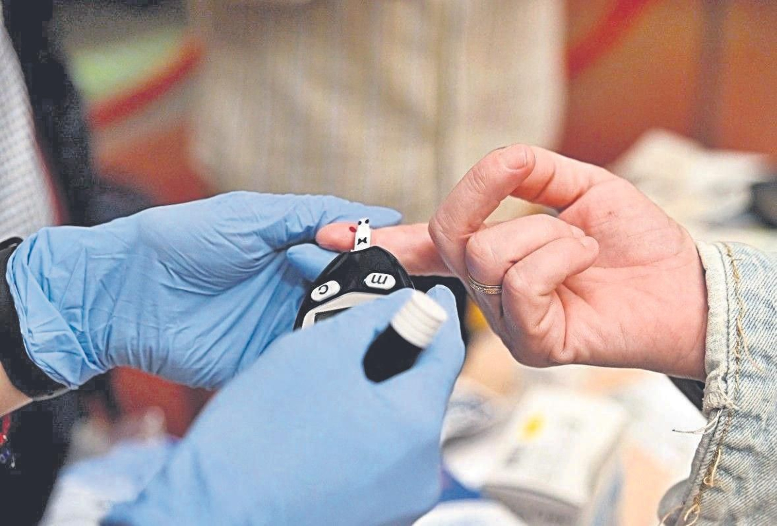 Un sanitario realiza una prueba de glucosa a un paciente, en una imagen de archivo.