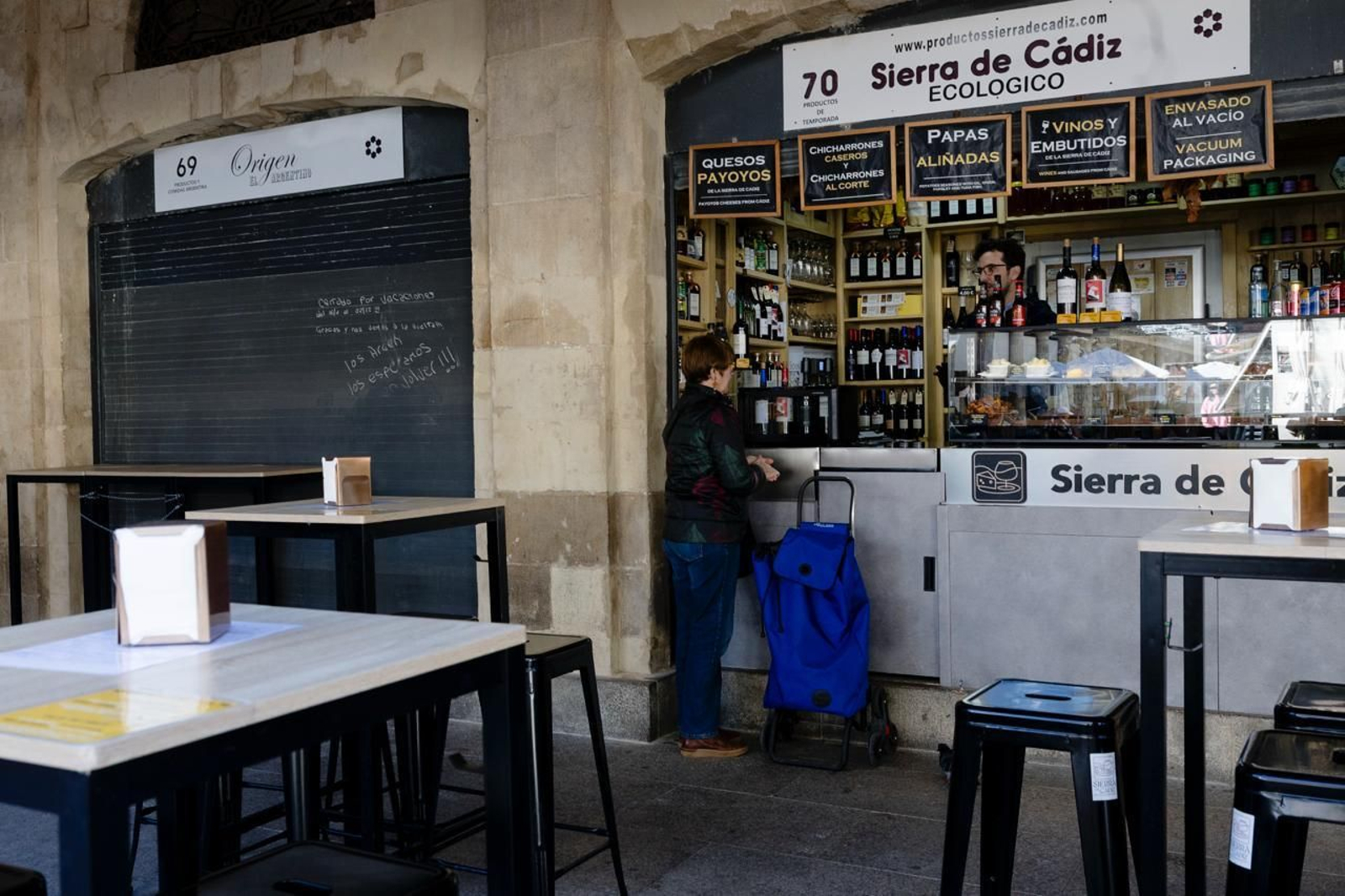 Una señora que va a la compra, en uno de los puestos del rnicón gastronómico del Mercado Central.