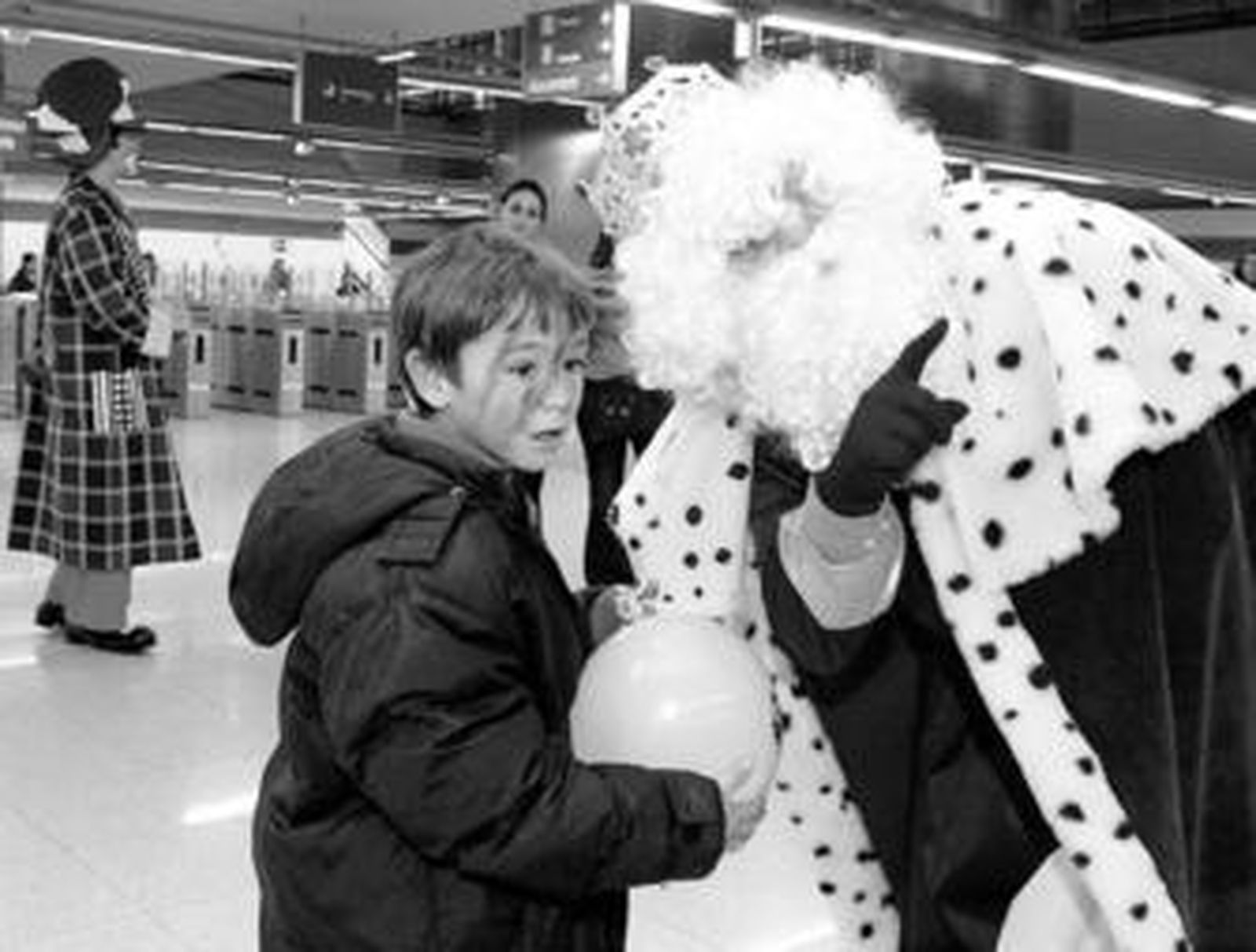 Un niño queda sorprendido con la presencia del Rey Melchor.