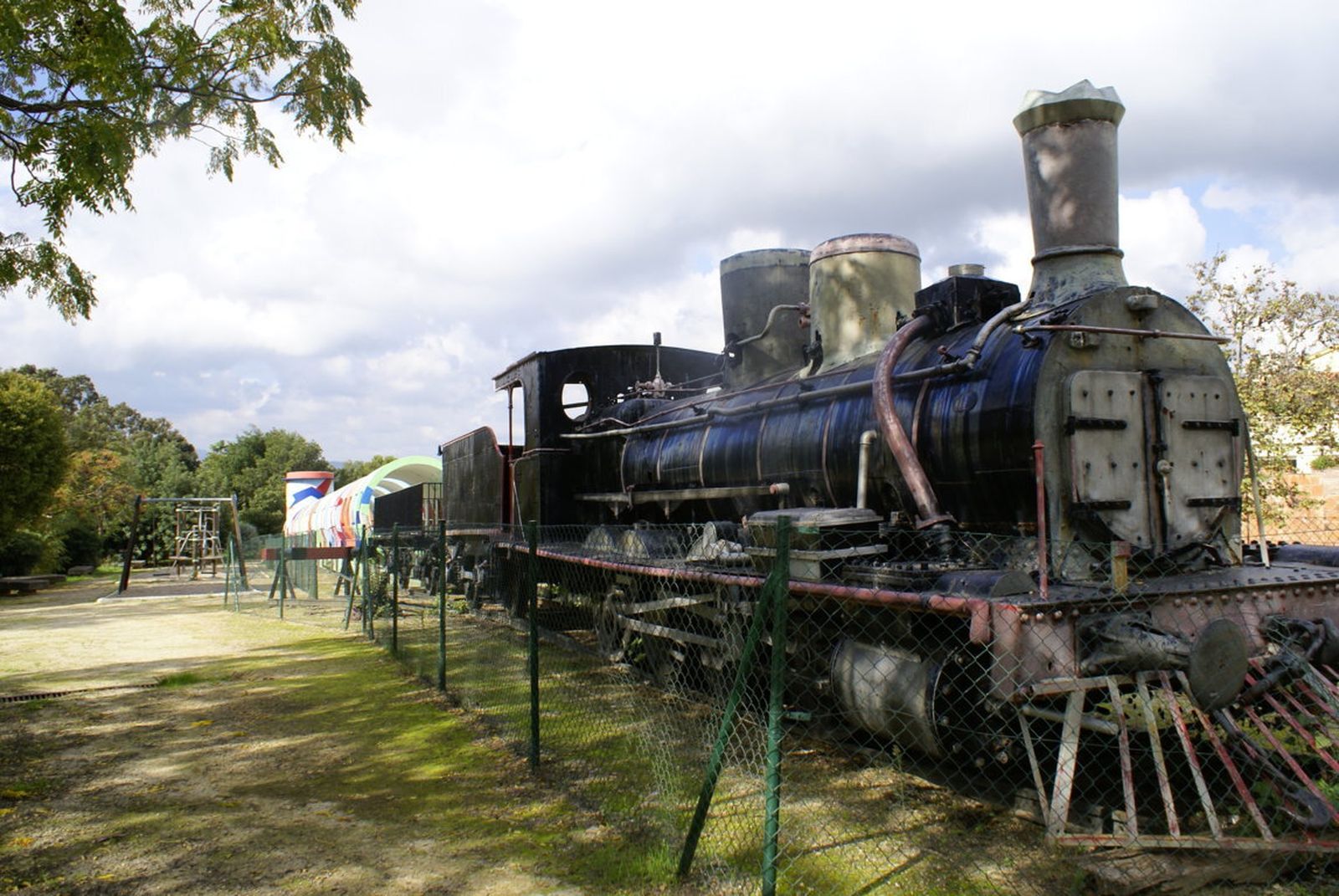 La locomotora Verraco, en el Parque del tren de Los Barrios.