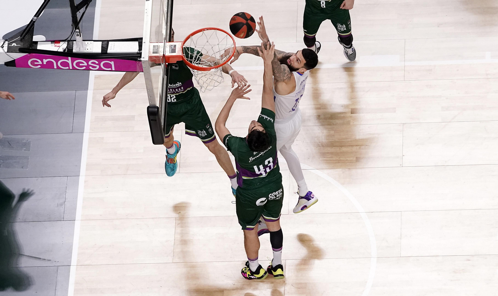 Carlos Suárez trata de taponar a Vincent Poirier.
