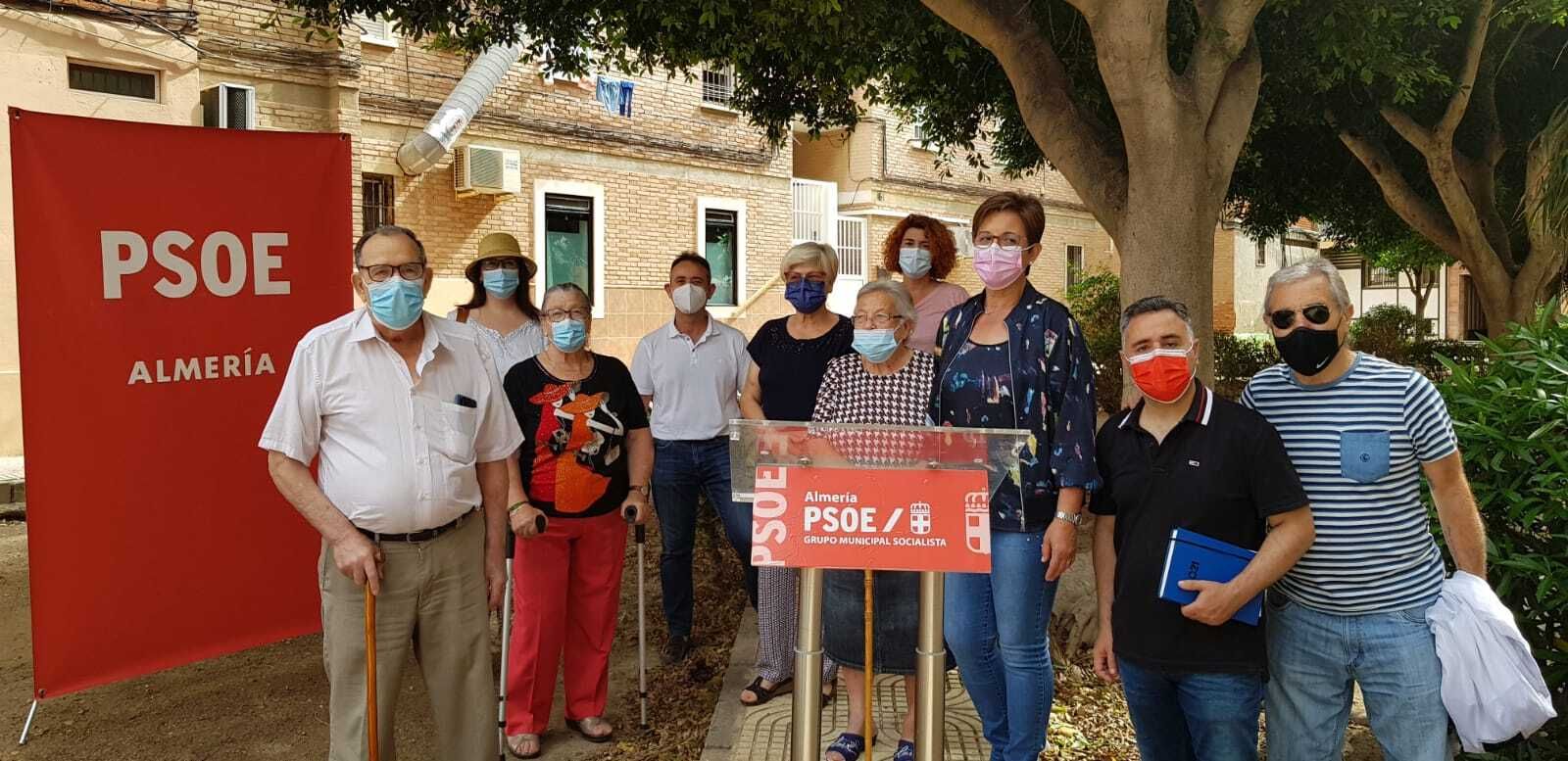 La portavoz del PSOE, con compañeros de su Grupo Municipal y vecinos de El Alquián