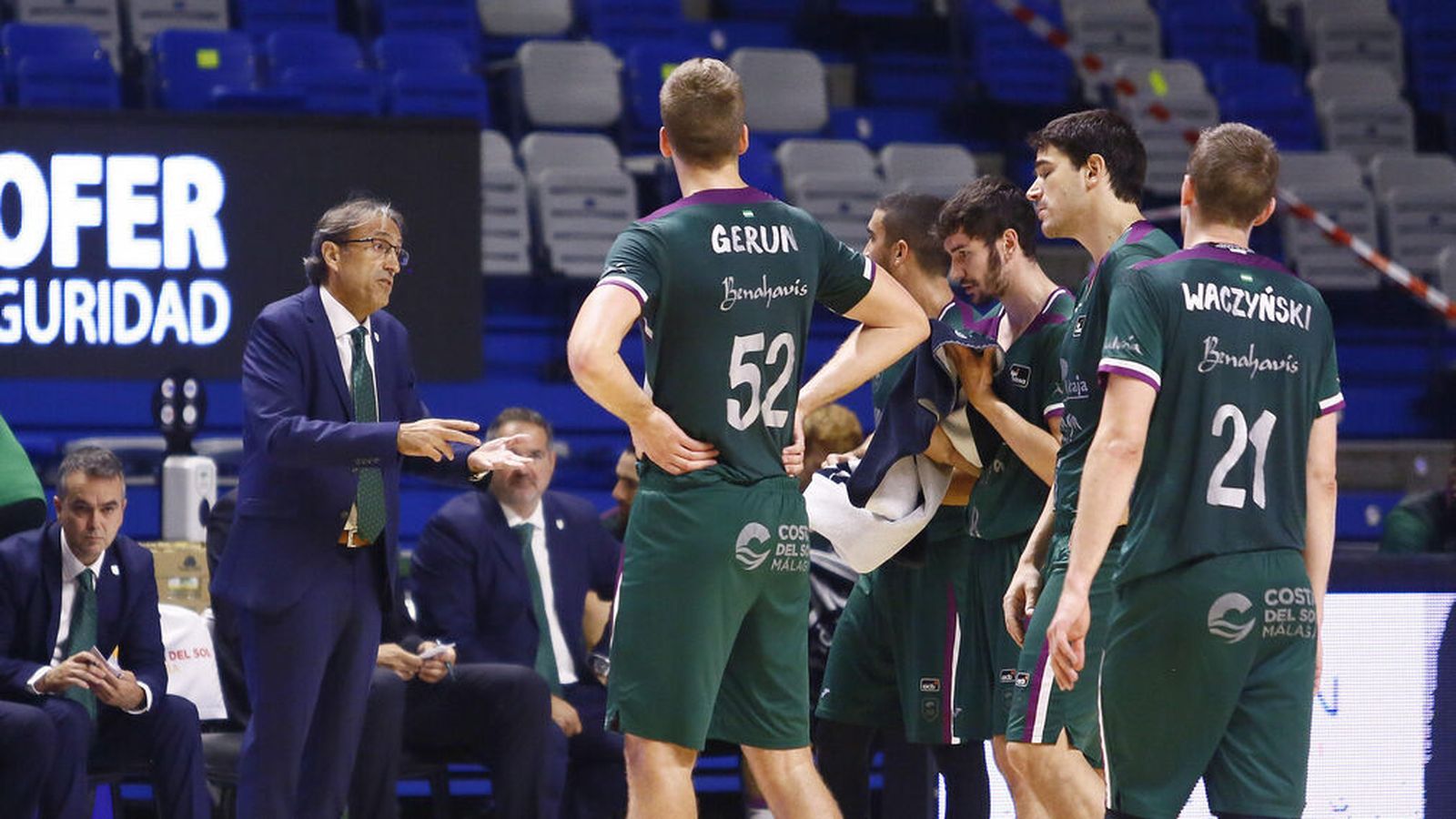 Luis Casimiro habla con sus jugadores en el último partido de ACB.