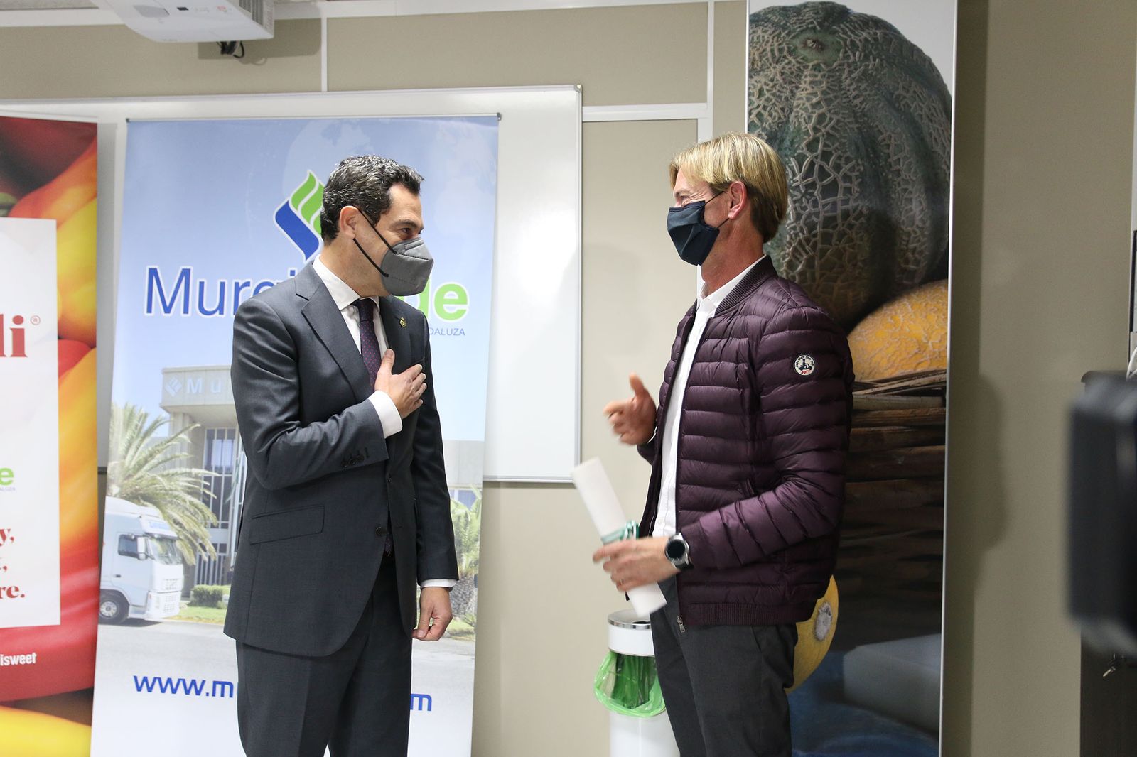 Fotogalería Juanma Moreno visita la cooperativa Murgiverde