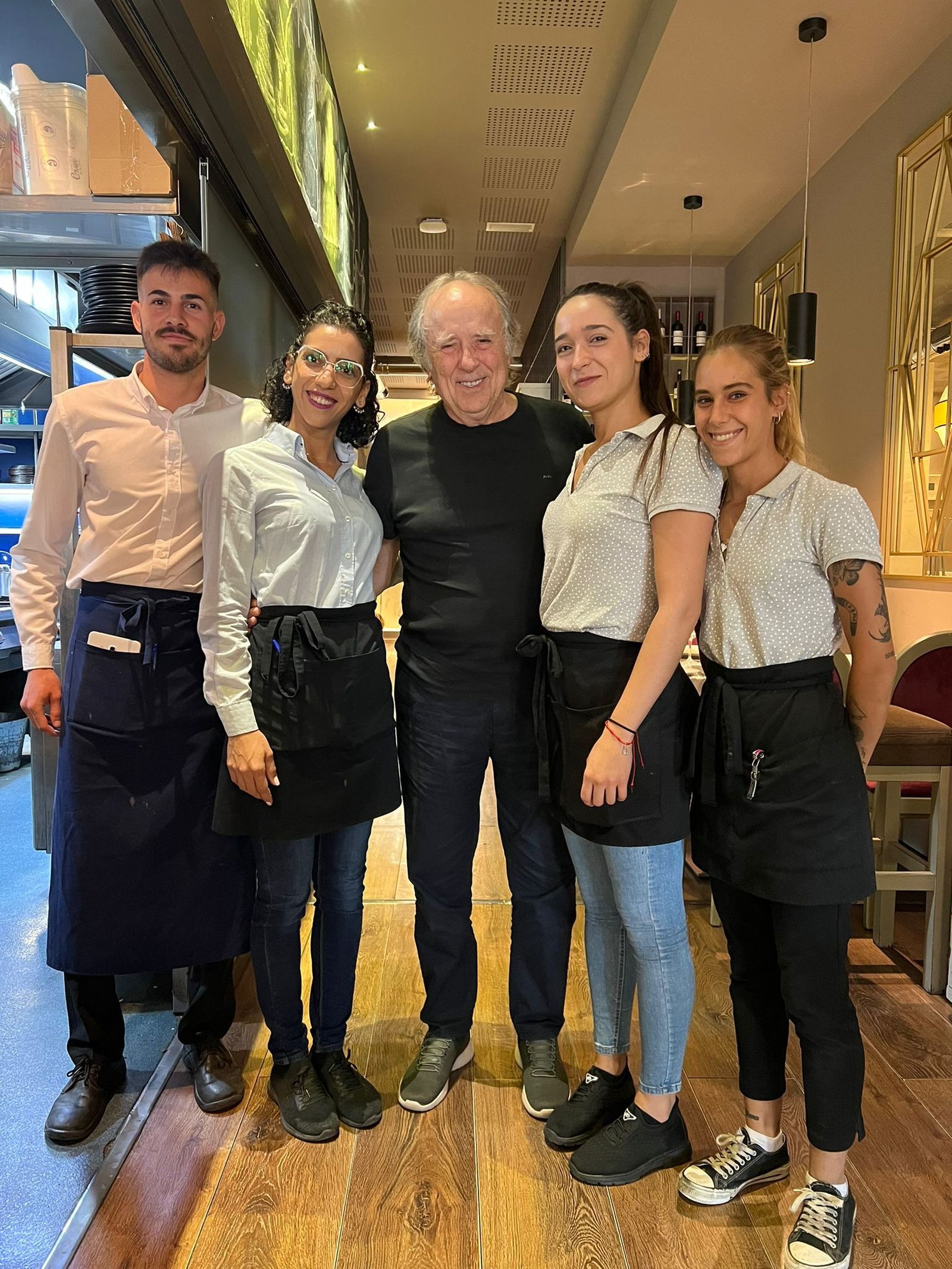 El cantante catalán se mostró encantado de posar con el equipo de El Envero