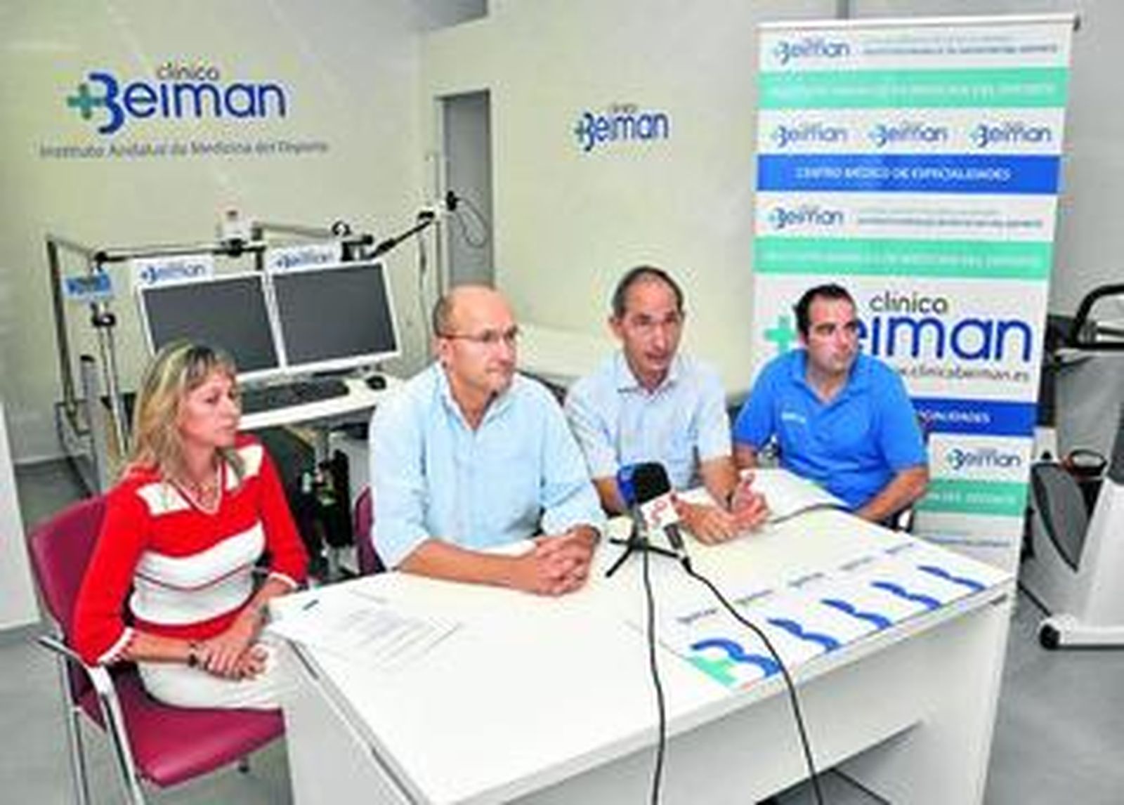 Rosana Llames, psicóloga; Blas García, gerente; Carlos Pérez, cardiólogo y José Ramón Callesi, fisioterapeuta. Foto Manu García