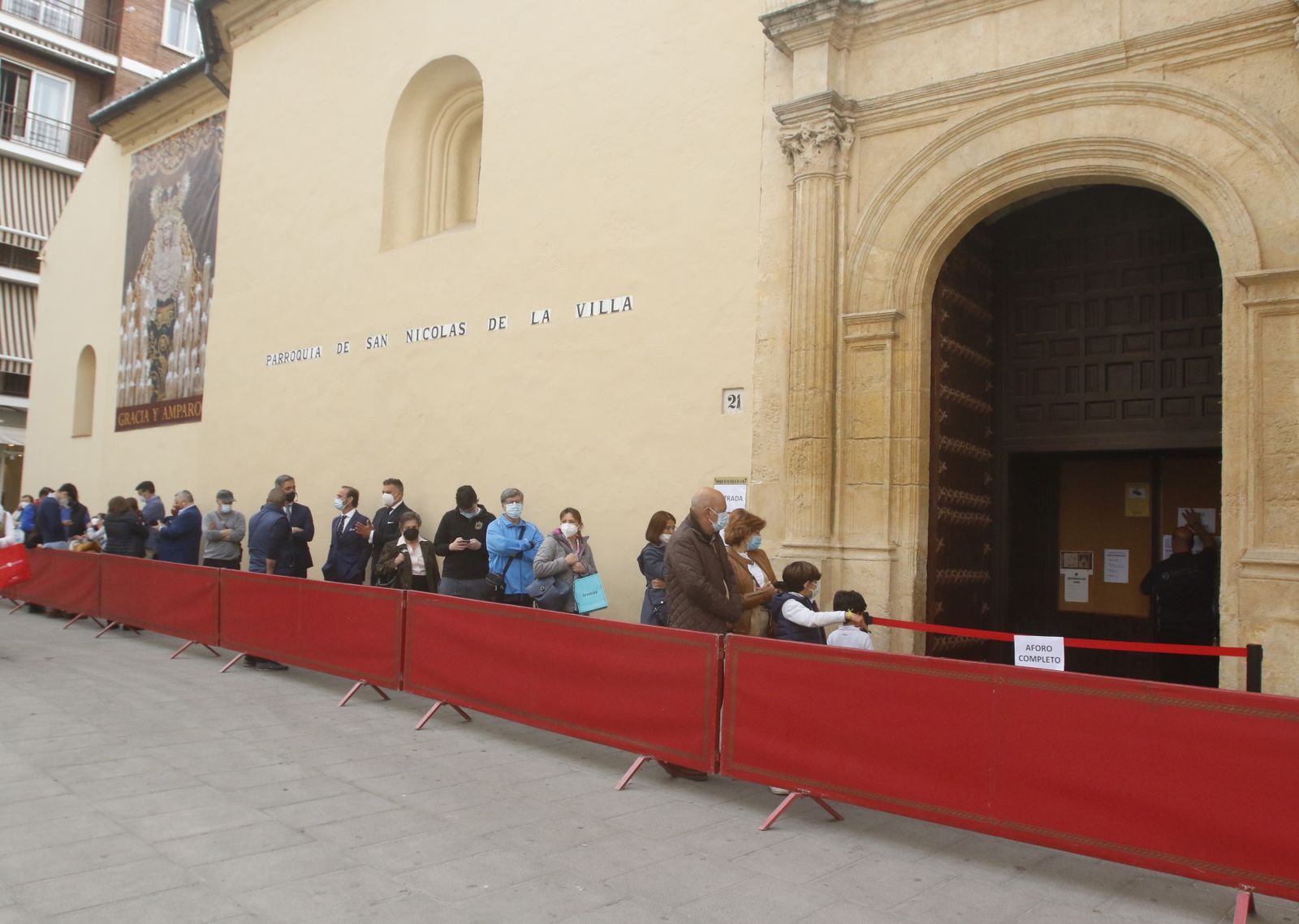 Cola para ver al Señor de la Sentencia y la Virgen de Gracia y Amparo.