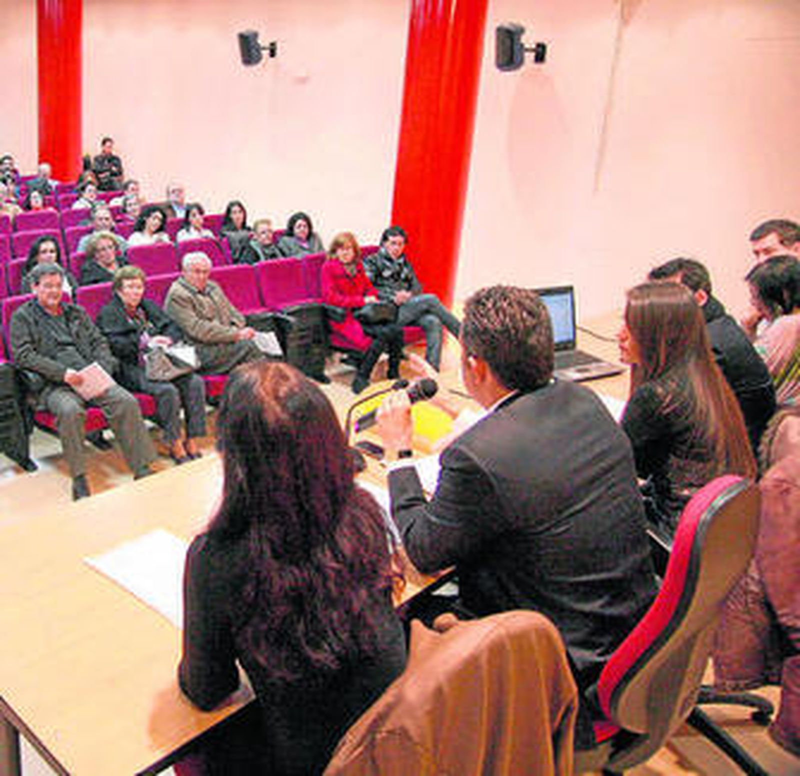 La primera asamblea de SOS Bebés Robados Huelva, en diciembre.