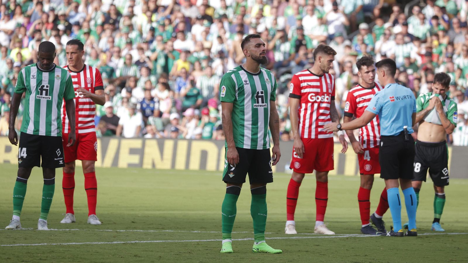 Borja Iglesias, antes de lanzar el penalti ante el Girona.