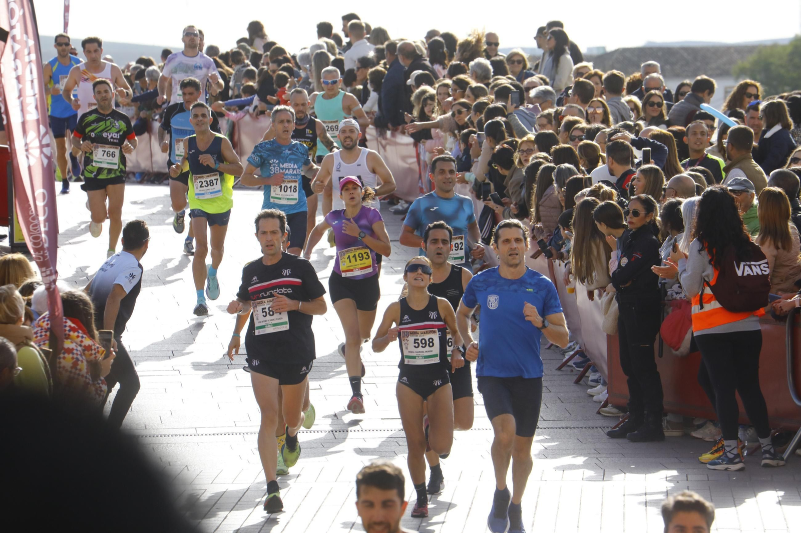 La gloria de cruzar la Puerta del Puente: las fotos de la línea de meta de la Media Maratón de Córdoba 2024