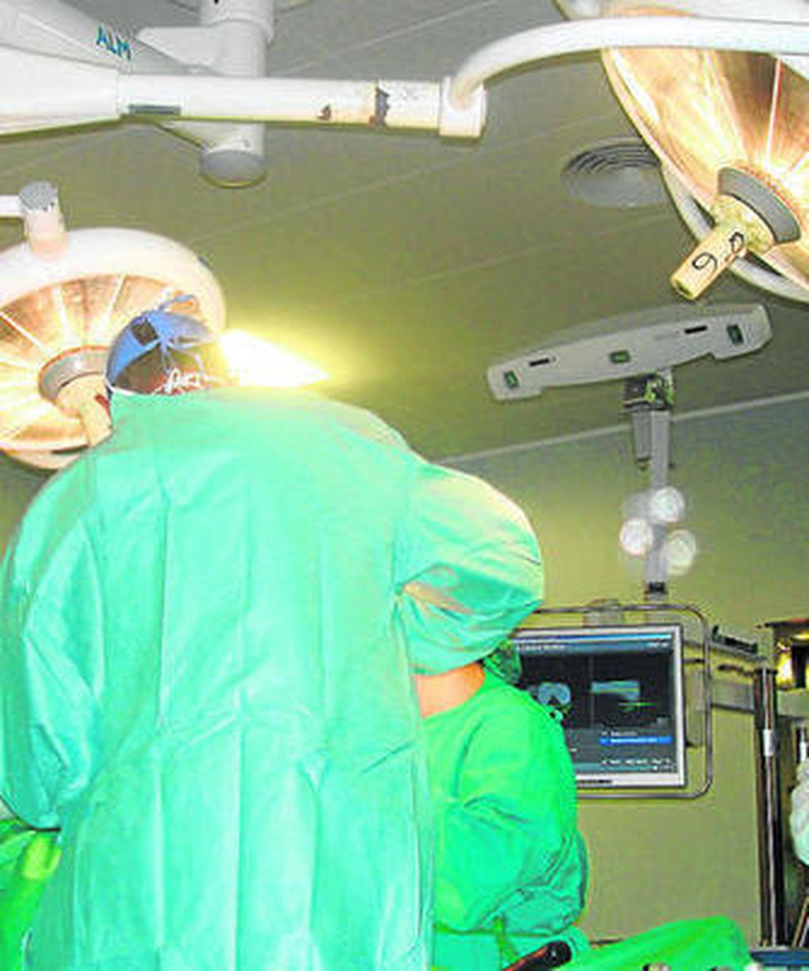 Profesionales durante una operación en una imagen de archivo.