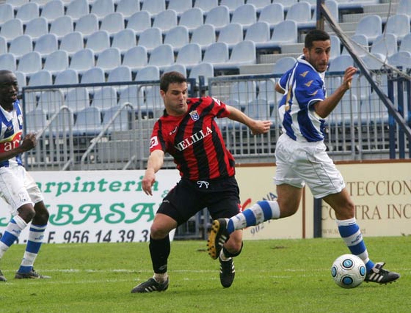 Manu ve pasar el balón de largo. 

Foto: Vanesa Lobo