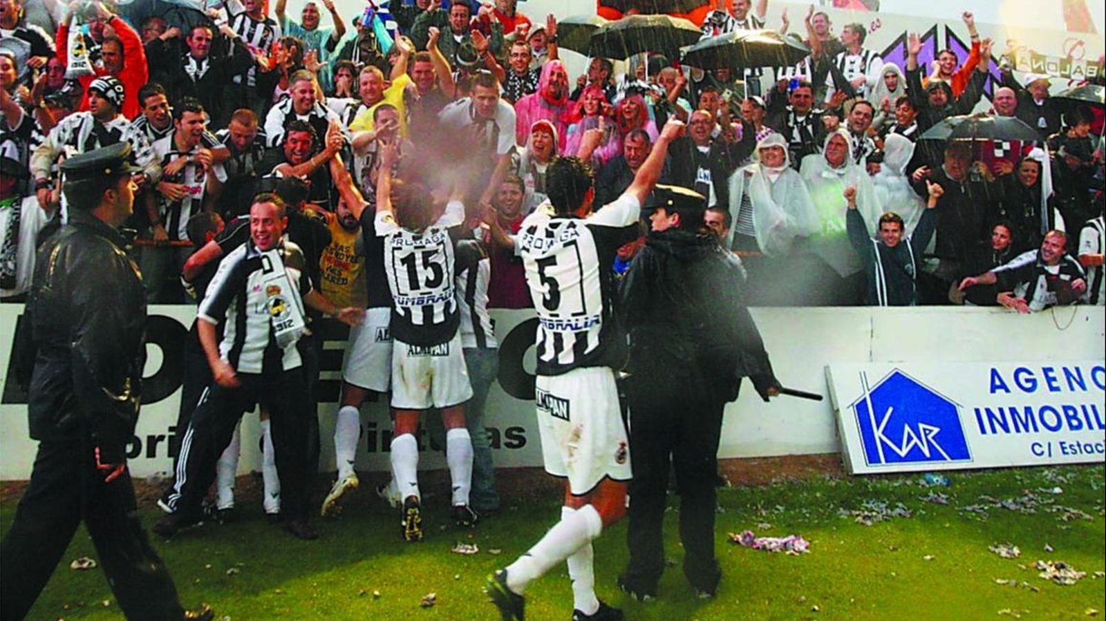 Jugadores de la Balona festeban con su afición el ascenso de 2008, en el estadio Anduva de Miranda