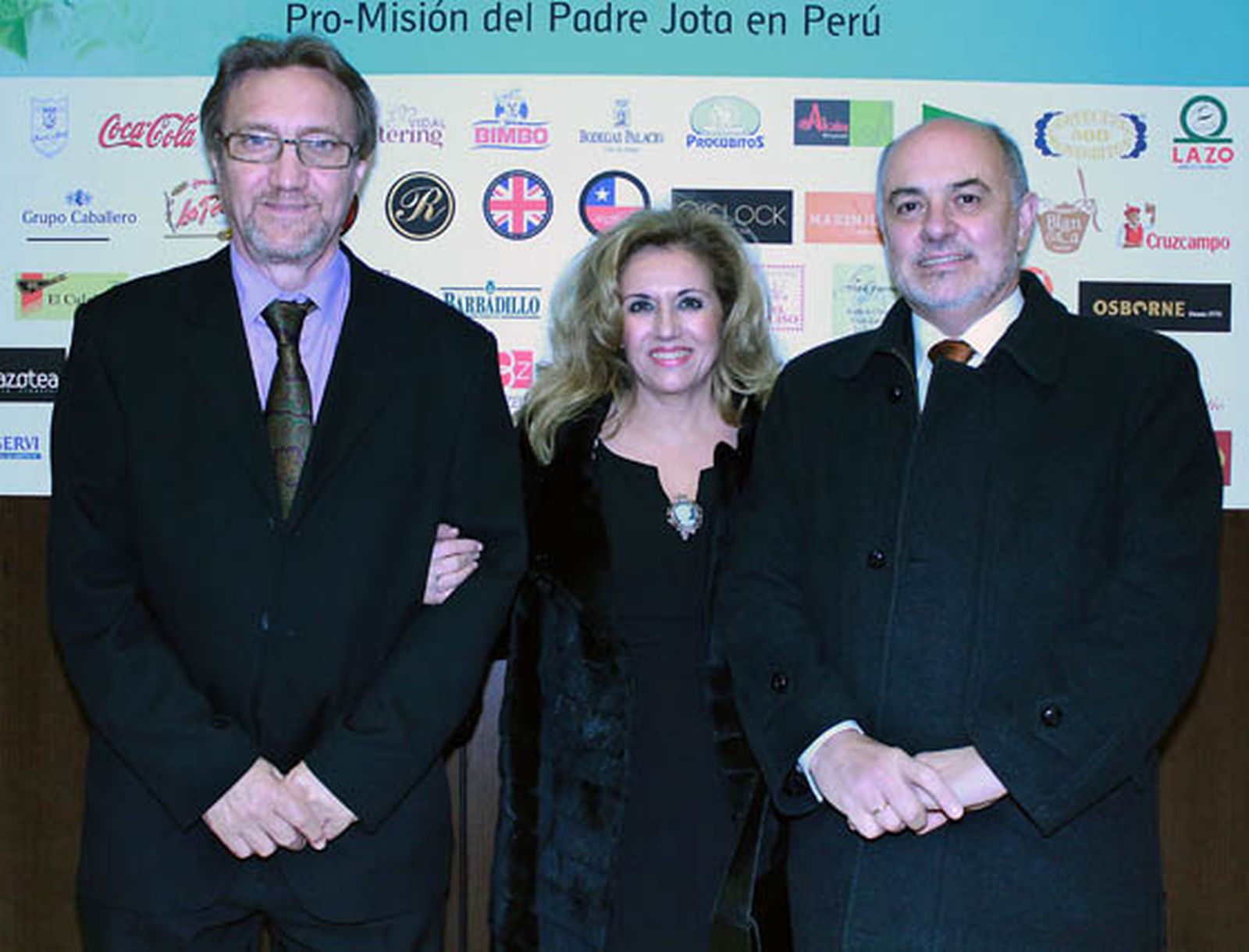 Francisco de Asís Moya, presidente del Ateneo Popular de Sevilla, con Rosa Mª Quintano y Juan Bando, de la ONG Nazarena para la Esperanza (Dos Hermanas), colaboradores del Padre Jota.

Foto: Victoria Ramírez