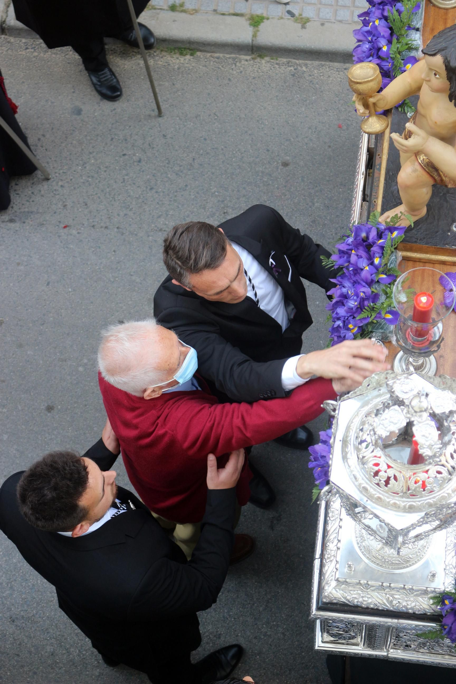 Las imágenes del Viernes Santo en Puerto Real: La Soledad