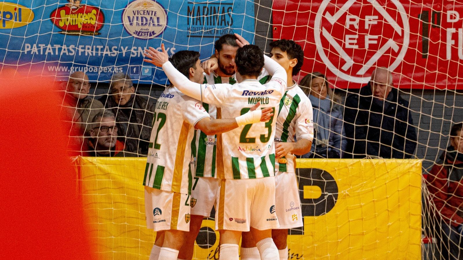 Los jugadores del Córdoba Futsal celebran uno de sus goles en Tudela.