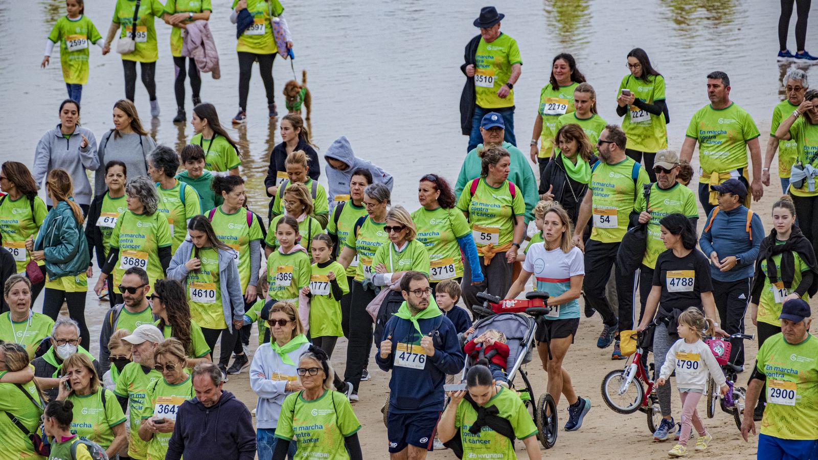 Búscate entre las fotos de la X carrera Cádiz en marcha contra el cáncer