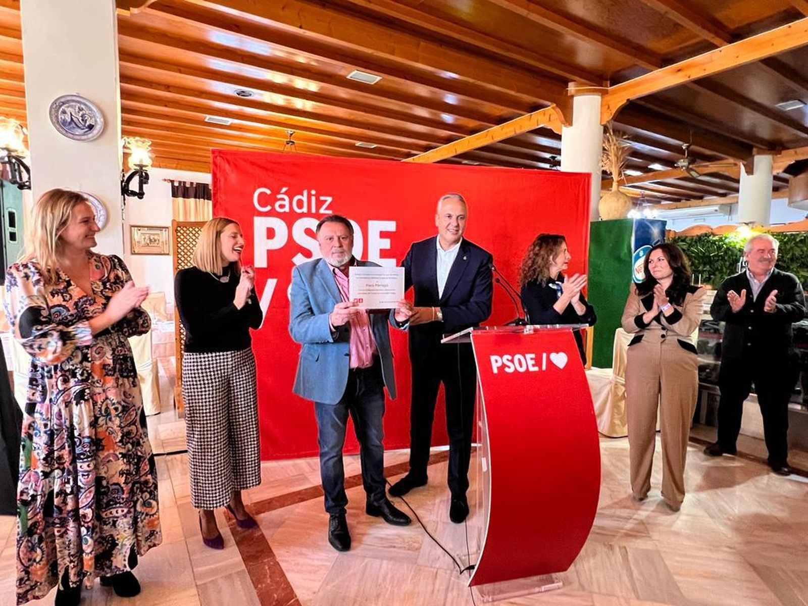 La ejecutiva del PSOE homenajea a Francisco Párraga.