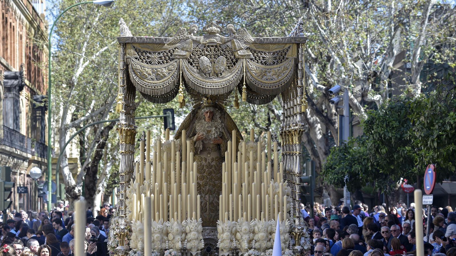 La Virgen de los Ángeles en su paso de palio.