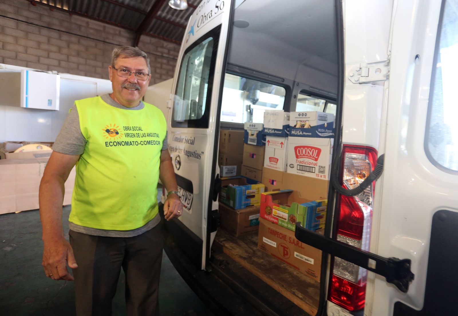 Las imágenes del Reparto de alimentos a entidades sociales del Banco de Alimentos y la Fundación Cajasol