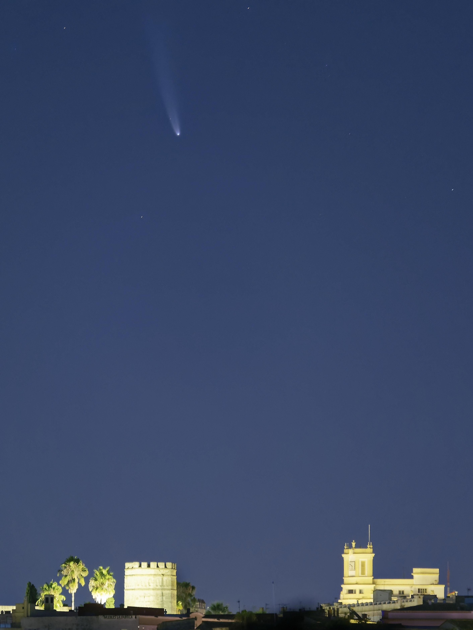 Una imagen del cometa Neowise durante estos días desde Jerez.