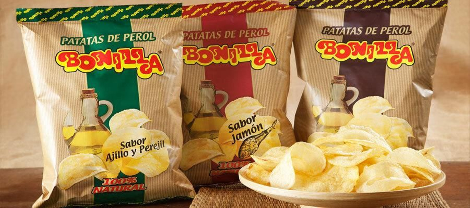 Paquetes de patatas Bonilla en una imagen promocional de la empresa jerezana.