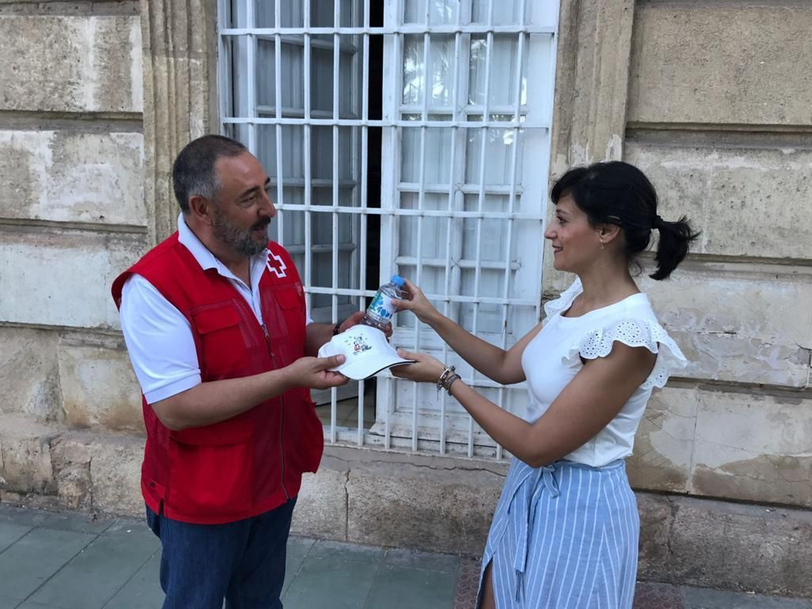 Usar gorra al aire libre bajo el sol y beber agua para estar bien hidratado son dos consejos muy importantes en situaciones como la que estamos viviendo estos días en la provincia de Almería, en plena ola de calor