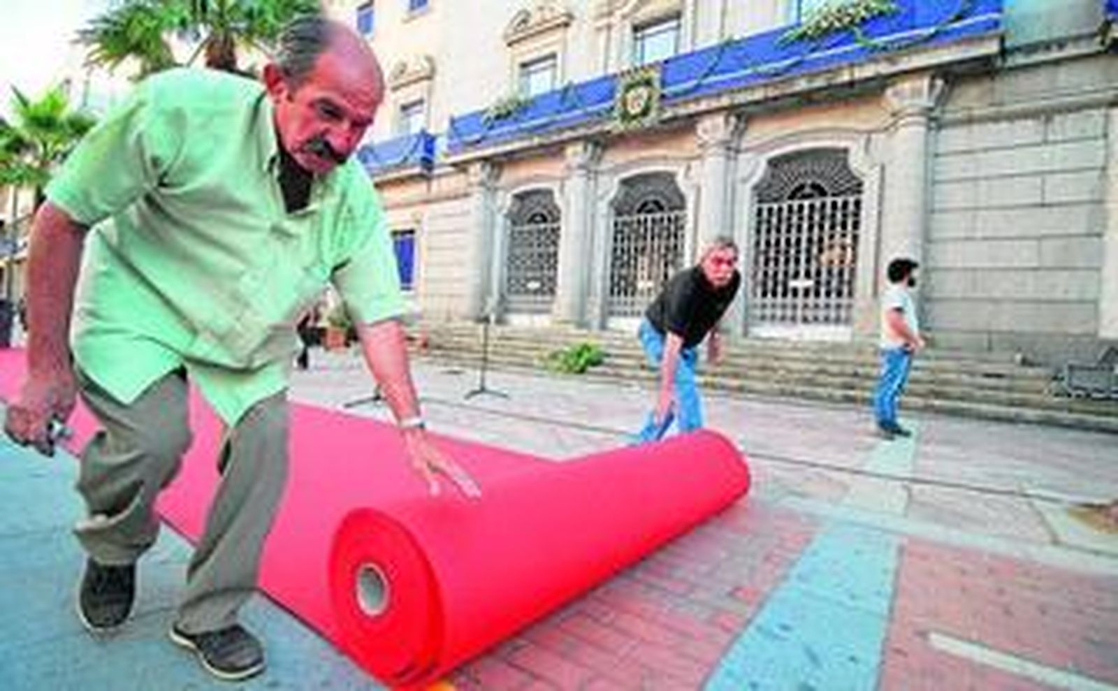 Momento en el que se inicia la colocación de la moqueta en la Plaza de la Constitución, que será escenario del acto.