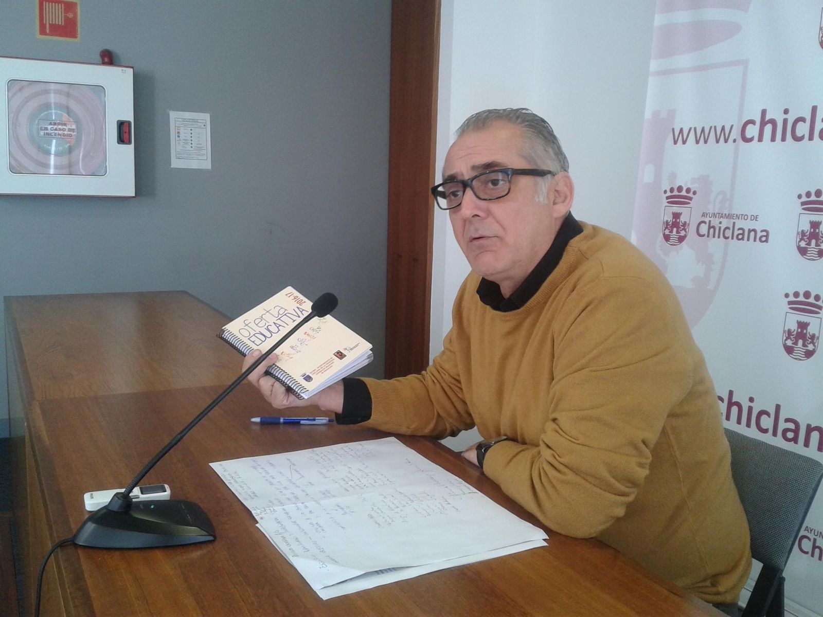 El edil de Educación, ayer durante la presentación de la guía.