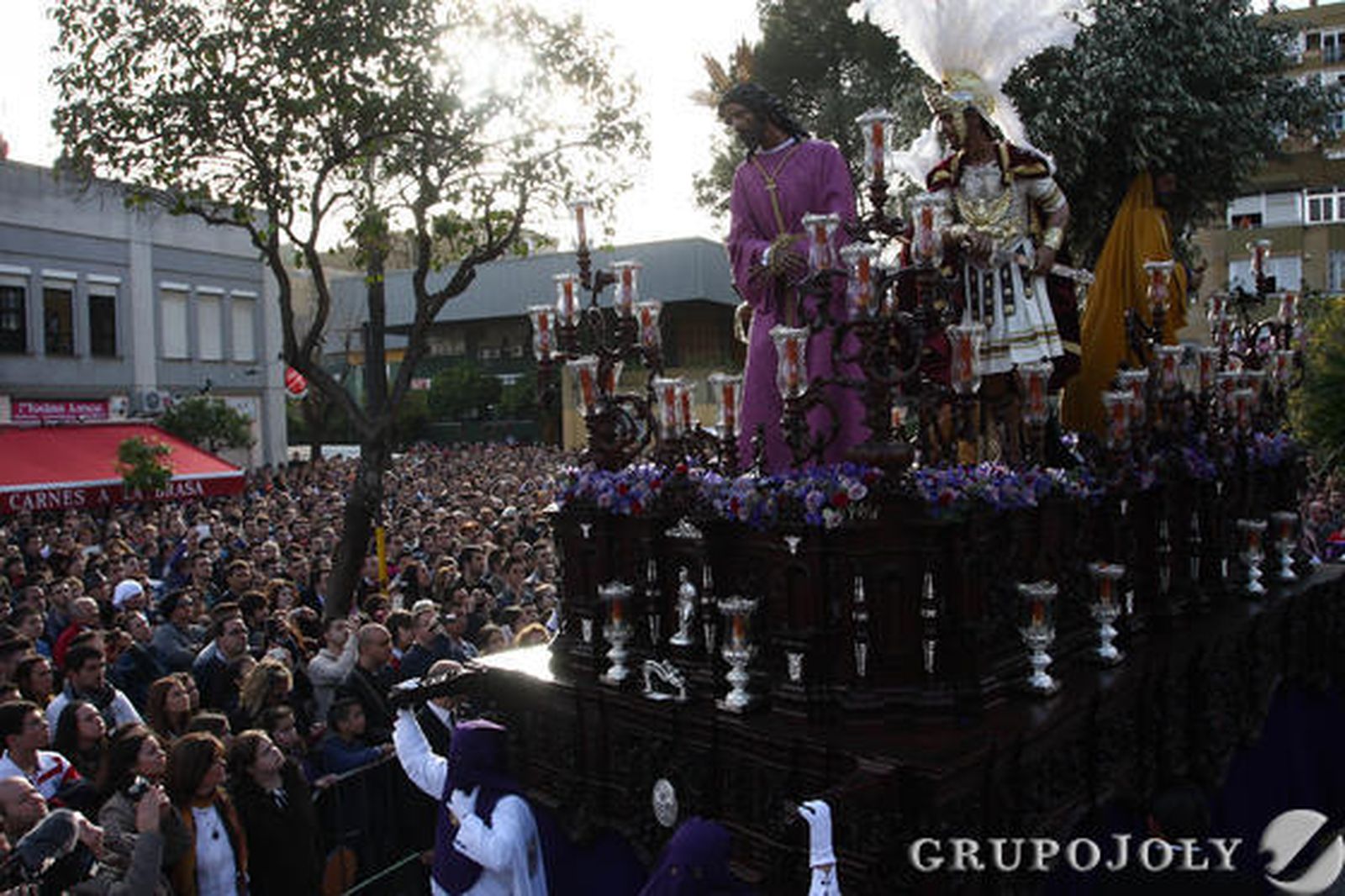 La Hermandad de Jesús de Nazaret, de Pino Montano. 

Foto: Belen Vargas