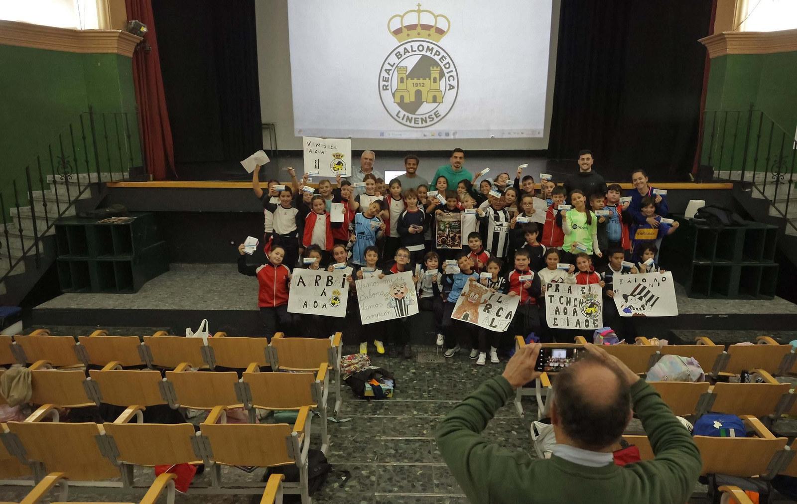 Las fotos de la visita de los jugadores de la Balona al colegio Salesianos de La Línea