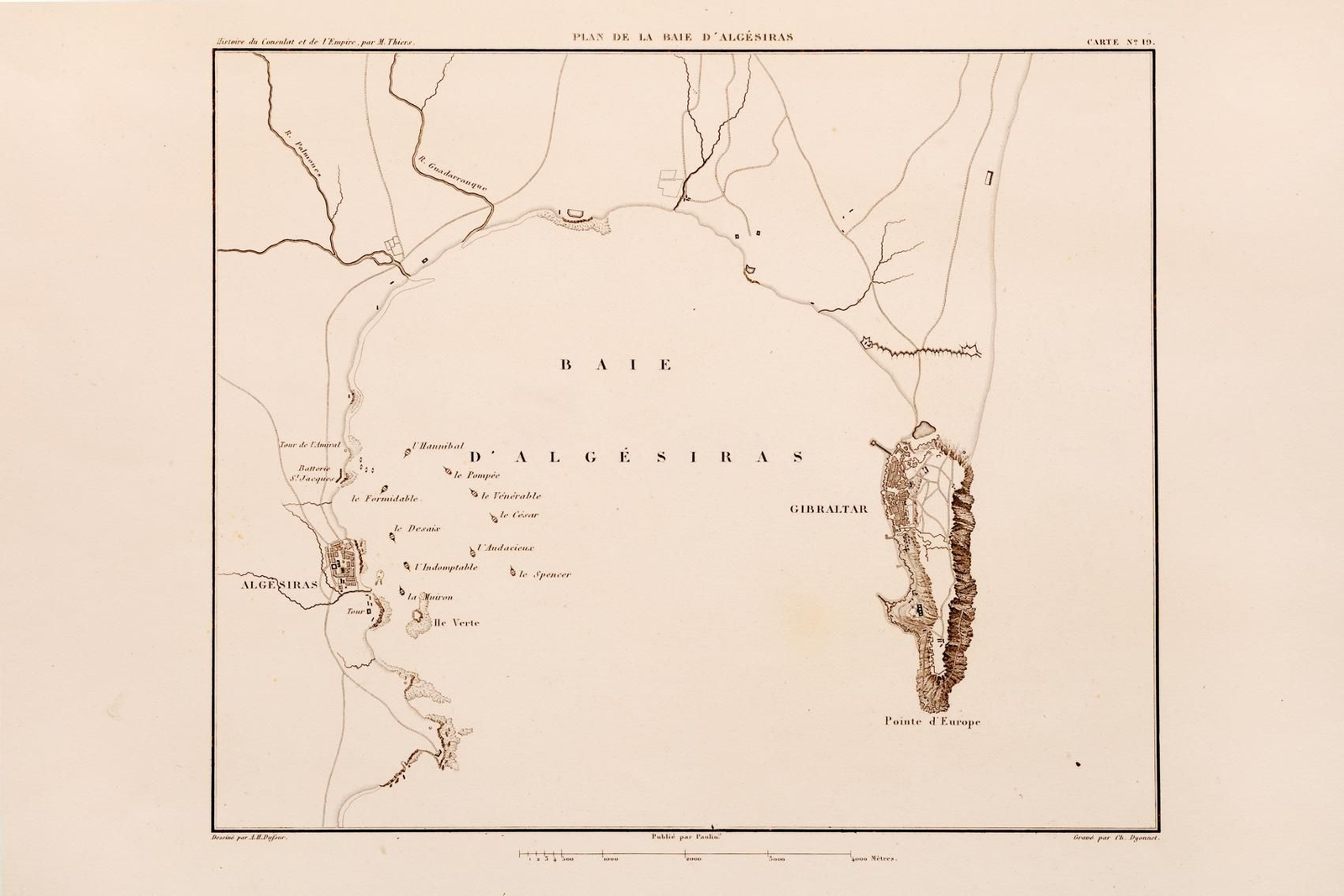 Mapa de notable limpieza de líneas, estampado en grabado sobre plancha de acero, con una representación de la bahía de Algeciras con las evoluciones de las fuerzas francesa y españolas contra la armada británica en la llamada primera batalla de Algeciras el 6 de julio de 1801, que se saldó con la victoria hispano-francesa. Es la lámina número 19 del Atlas de l’histoire du consulat et de L’Empire de Adolphe Thiers, a quien se acredita la composición y dirección del dibujo, publicado en París en 1859.