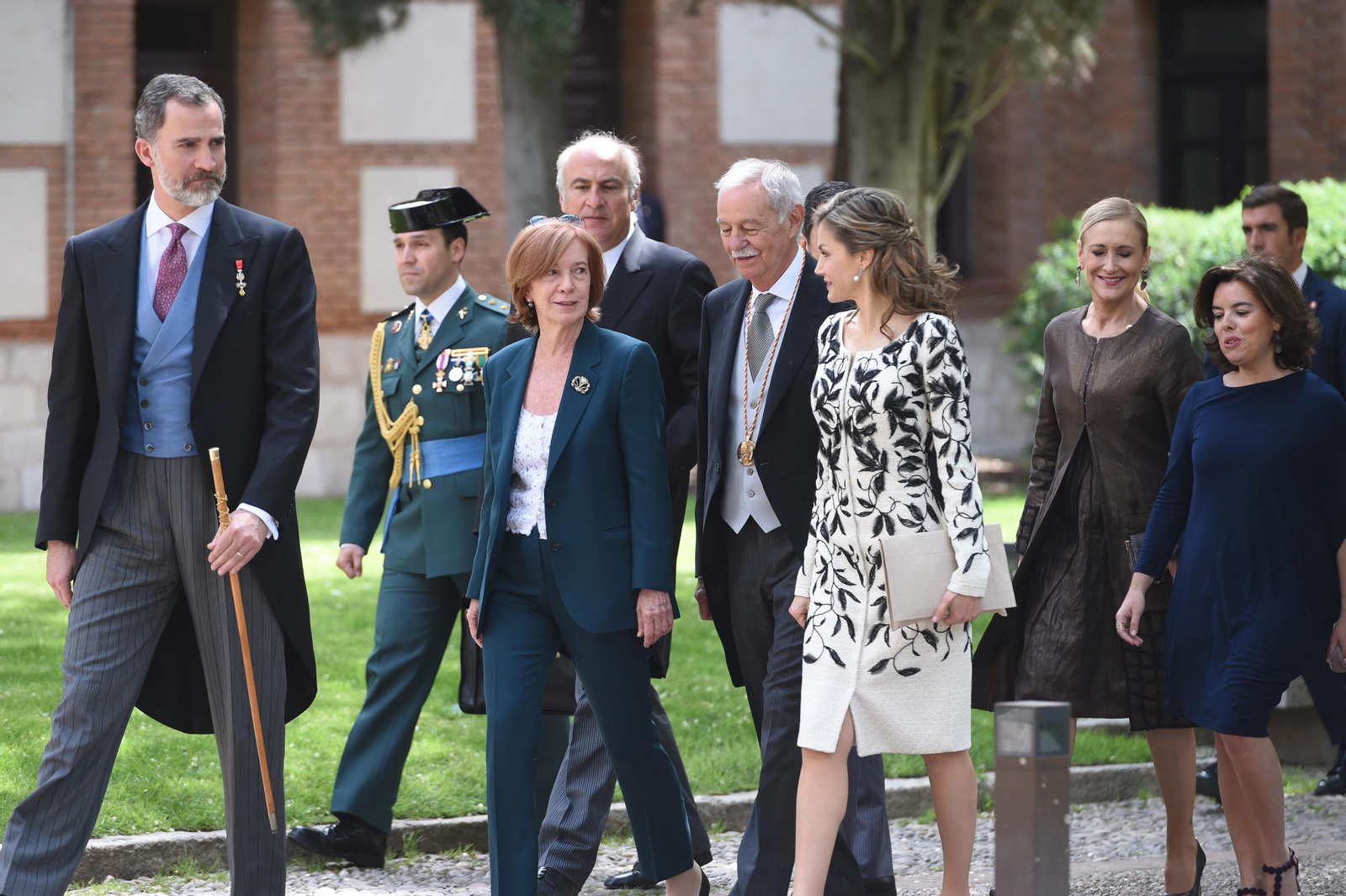 Los Reyes conversan con Eduardo Mendoza y su primera mujer Anna Soler seguidos por Cifuentes y Sáenz de Santamaría.