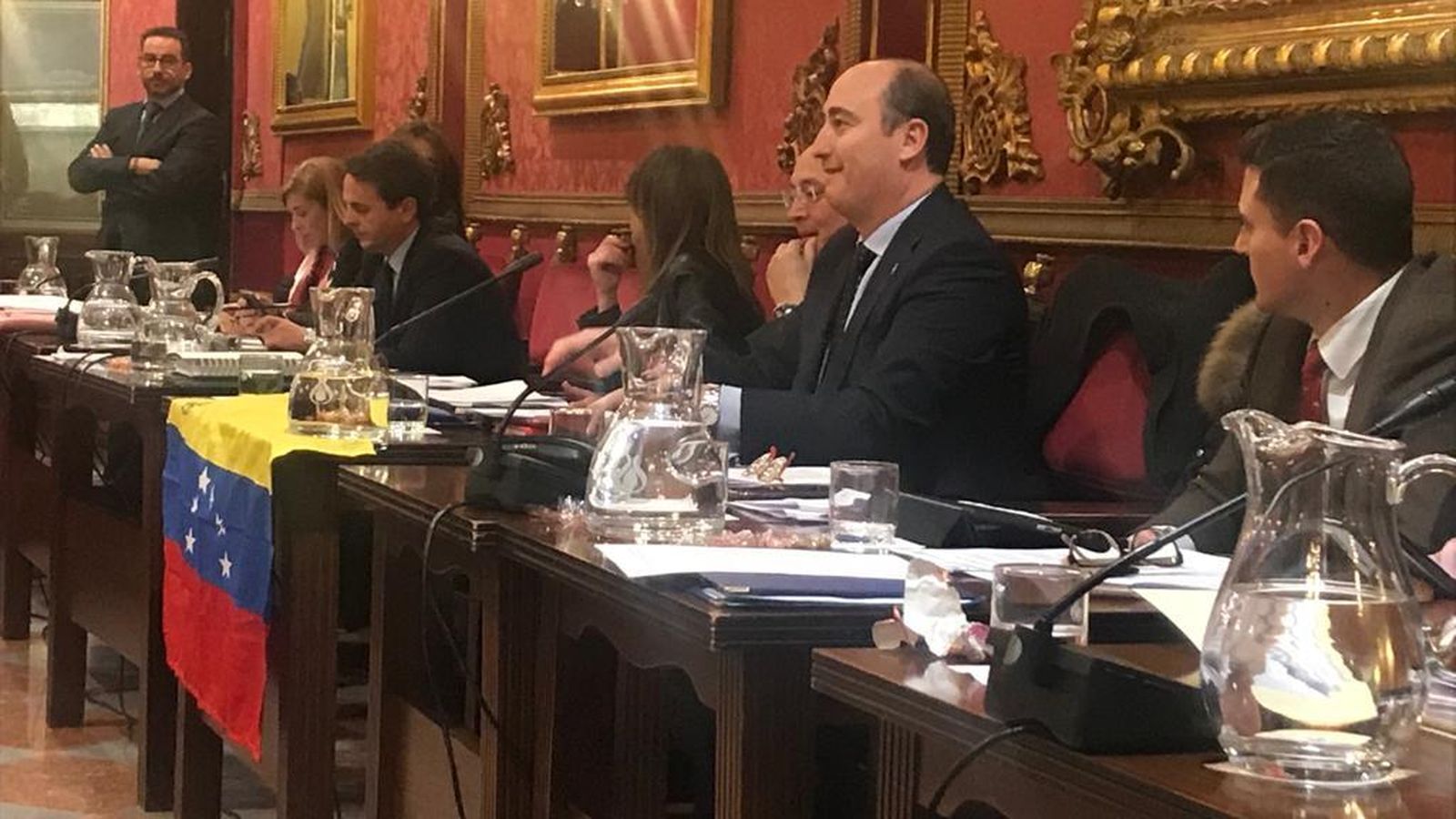 Los concejales del PP llevaron una bandera de Venezuela al pleno del Ayuntamiento de Granada.
