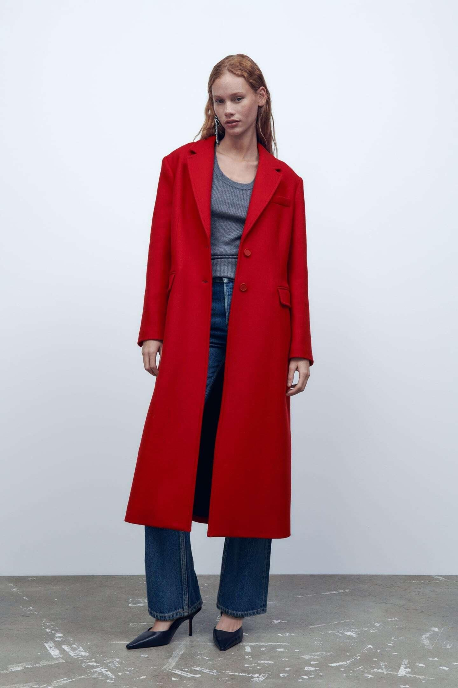 Abrigo rojo de Zara.