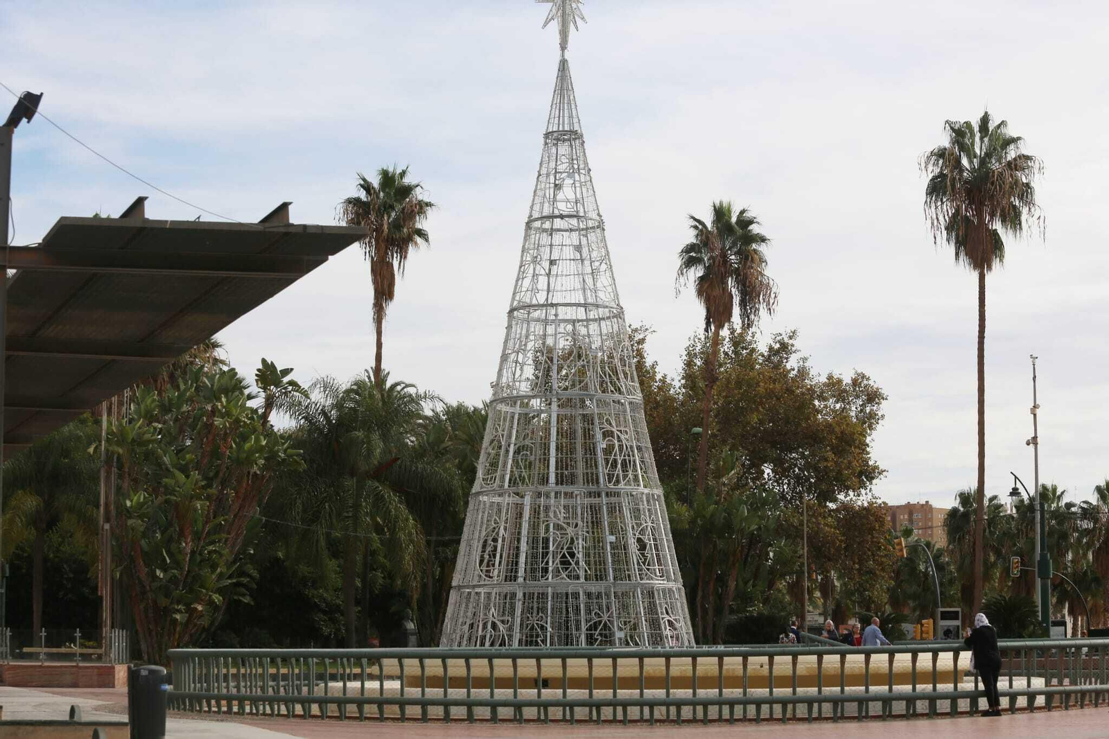 Las primeras fotos de la instalación de las nuevas luces de Navidad en Málaga Las primeras fotos de la instalación de las nuevas luces de Navidad en Málaga