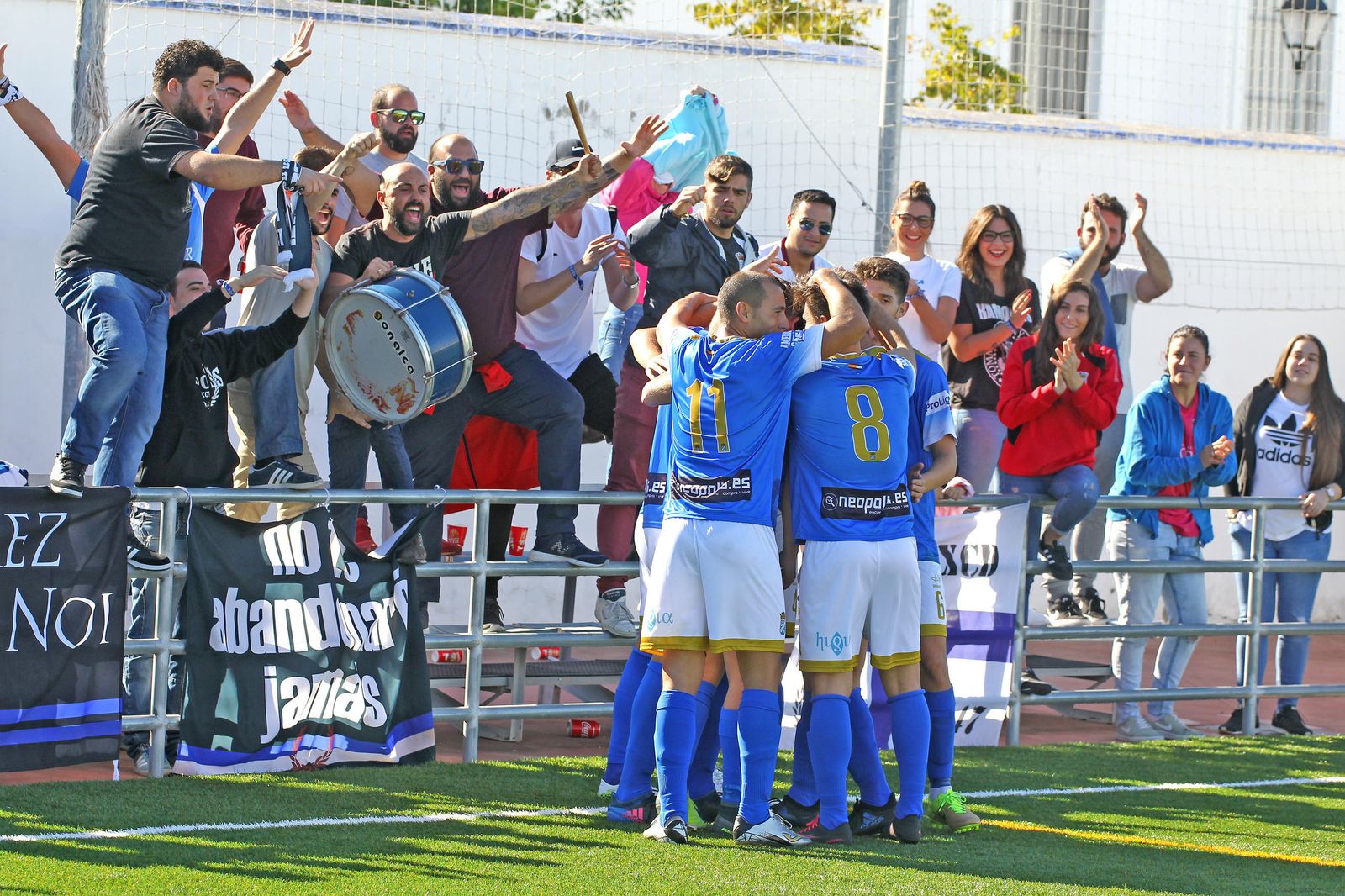Los xerecistas celebran junto a la afición uno de sus goles al Espeleño en Torrecera.