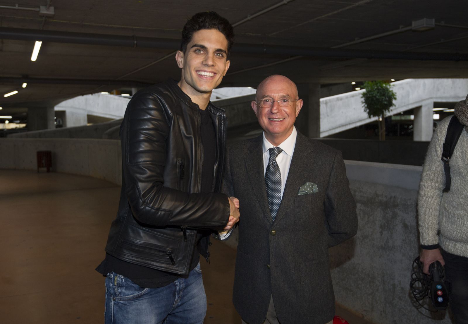 Marc Bartra saluda a Serra Ferrer el día de su llegada.