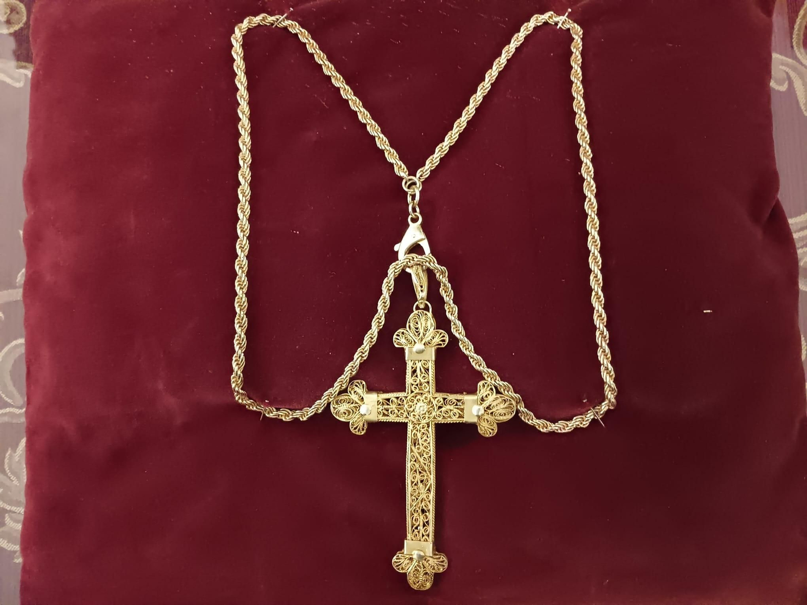 La cruz pectoral que Zornoza ha regalado a la Patrona de Cádiz, la Virgen del Rosario.