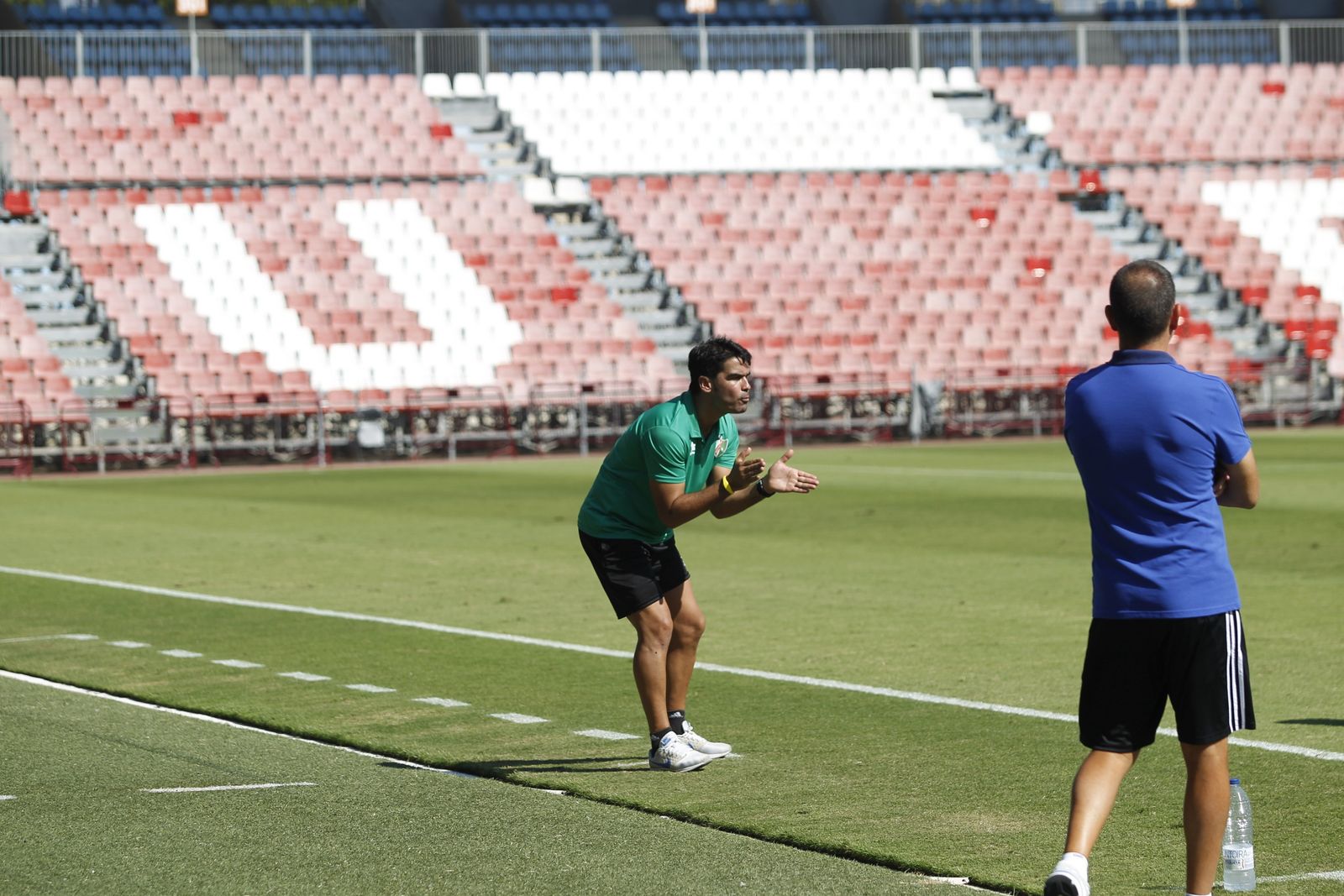 Jaime Morente anima a los que ya no serán sus jugadores.