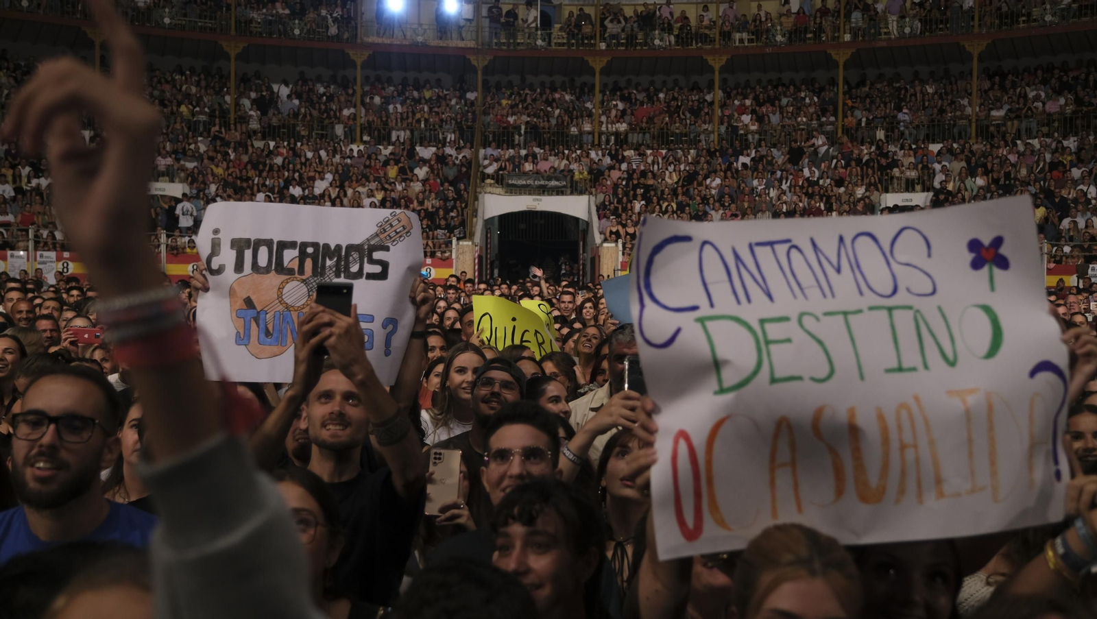 El concierto de Melendi llena de fans la Plaza de Toros de Almería, en imágenes