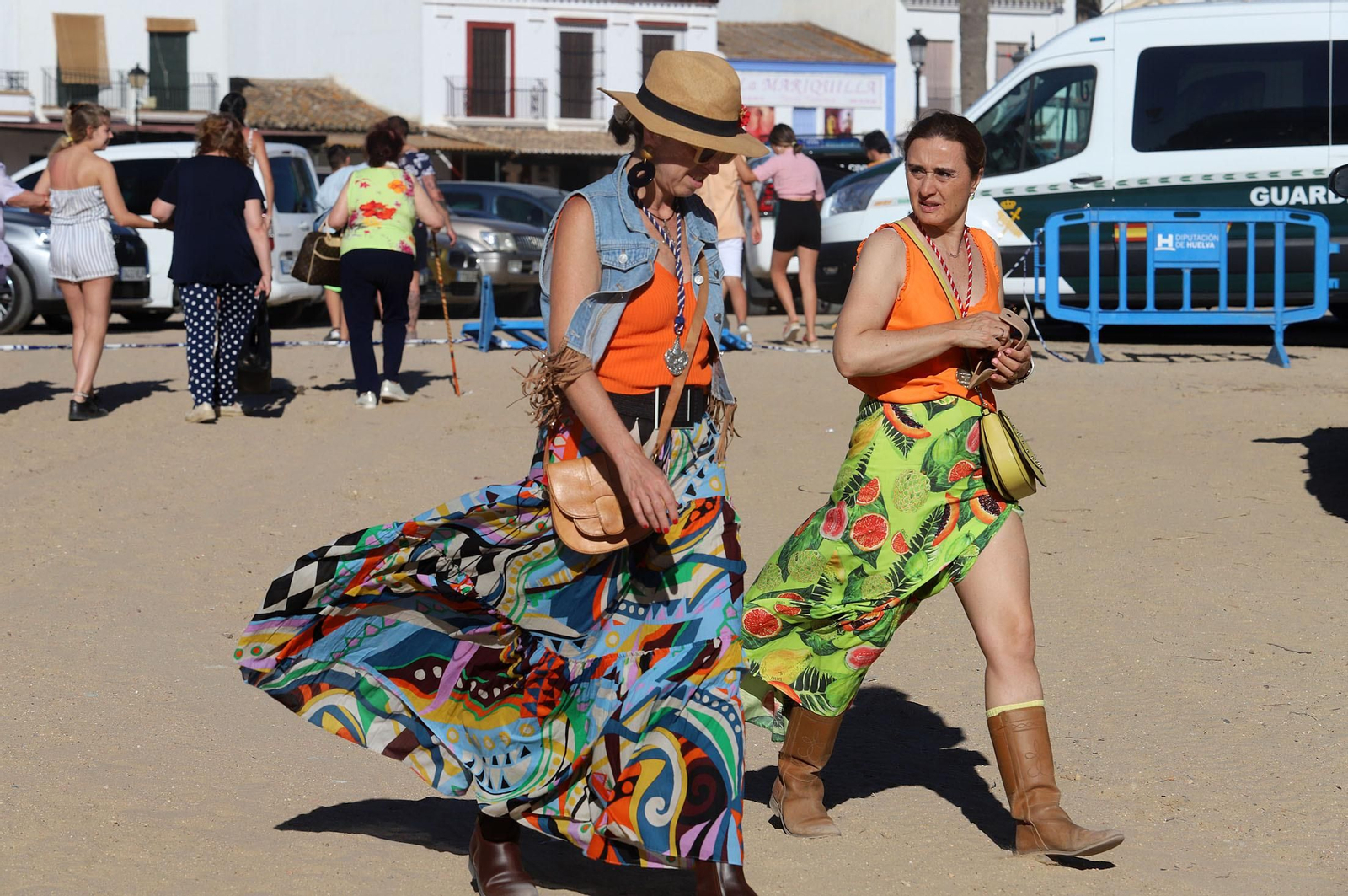 Ambiente en la aldea del Rocío previo a la llegada de las Hermandades, en imágenes