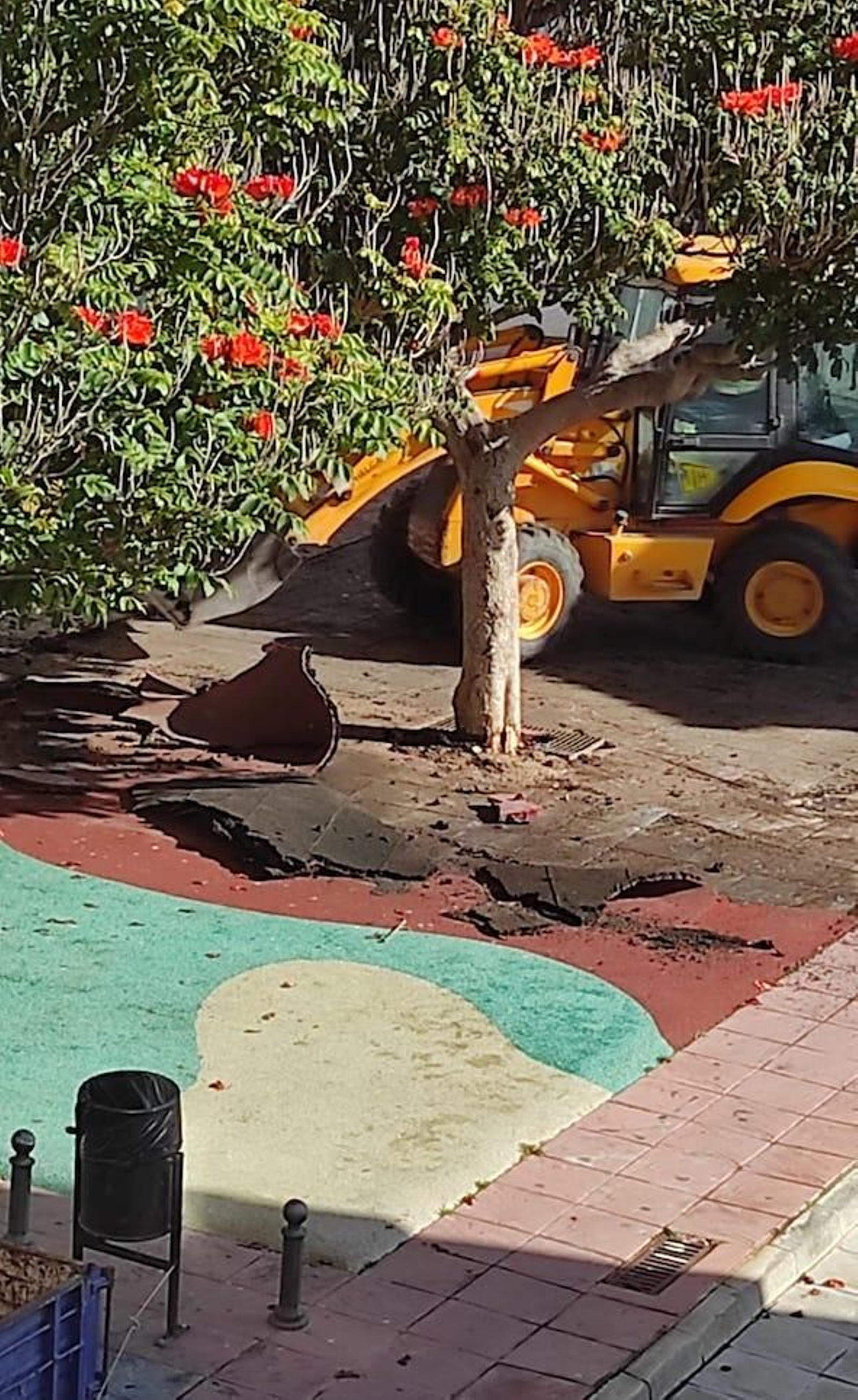 Máquinas quitando el suelo de un parque infantil en el barrio de Las Angustias