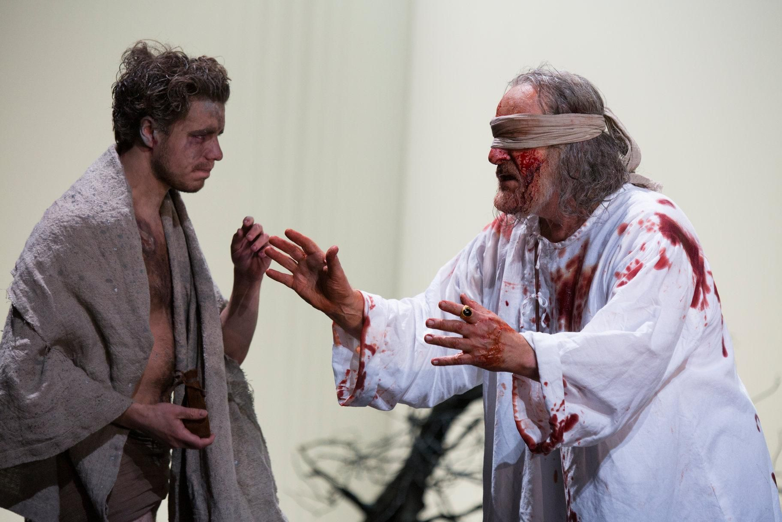 El conde de Gloucester y el Pobre Tom, en una producción de 'El rey Lear' a cargo de la Royal Shakespeare Company estrenada en 2016.