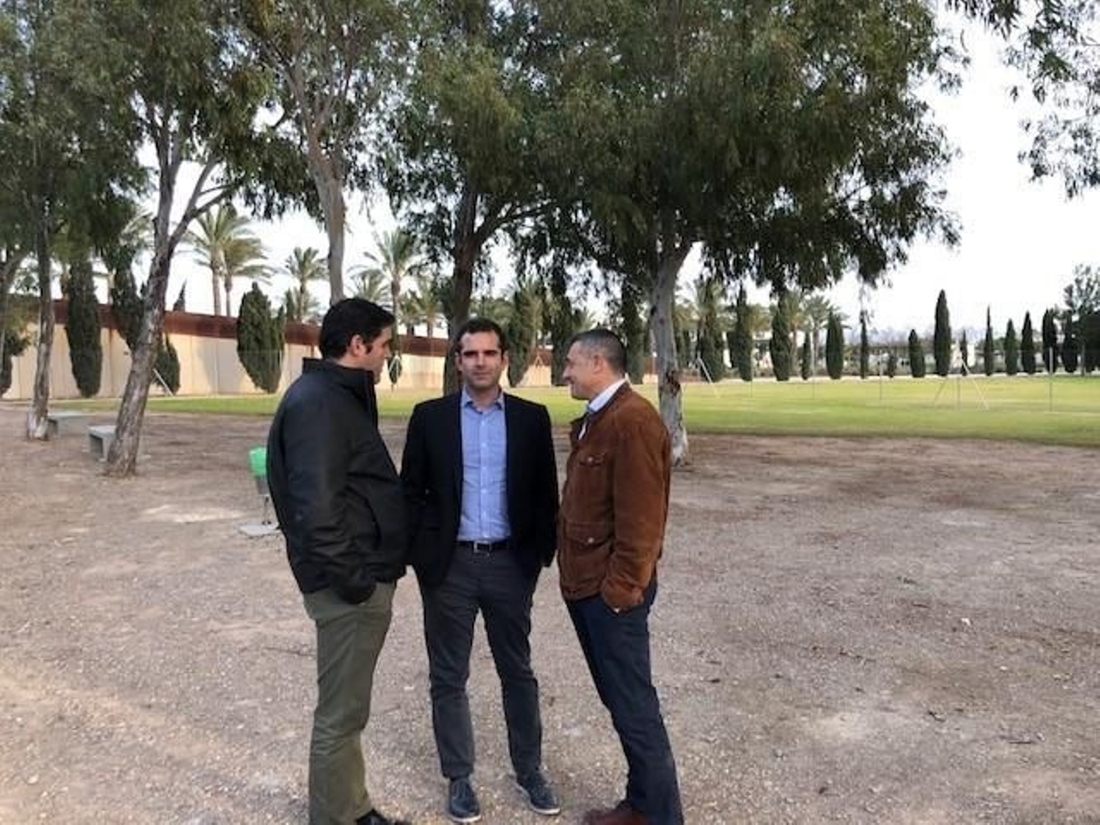 El alcalde y los concejales en el nuevo parque canino de El Toyo.