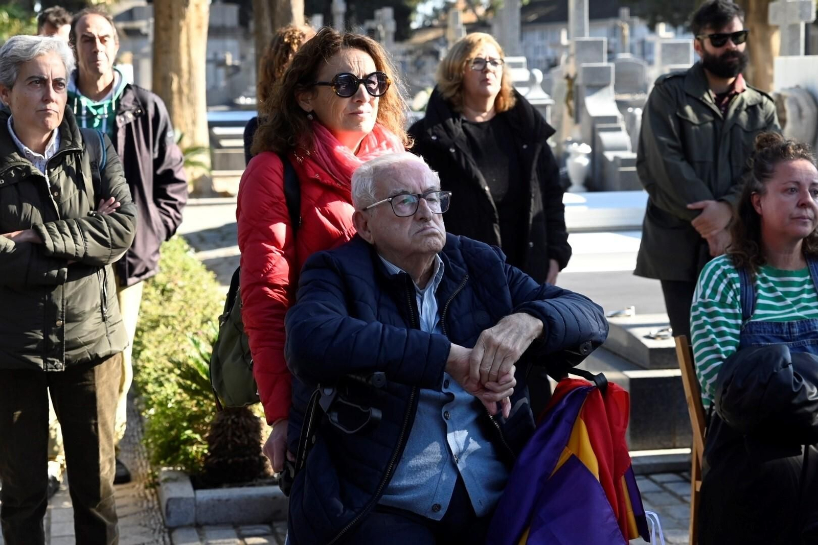 La plataforma Comisión de la Verdad recuerda a las víctimas del franquismo con un acto en el cementerio de la Salud, en imágenes