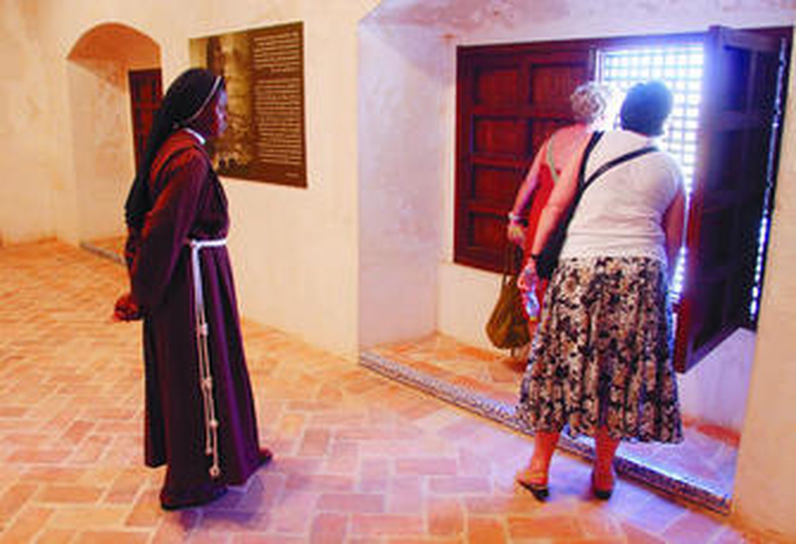 Dos mujeres visitan el convento en el primer día de apertura.