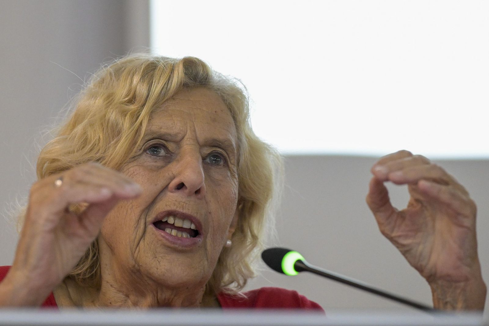 Manuela Carmena califica de "horrible" la actitud de Errejón, "me duele profundamente".