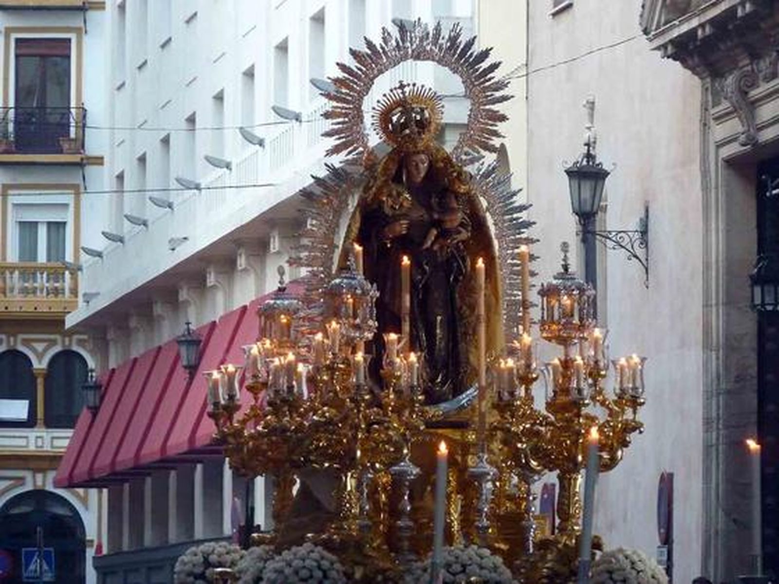 La incomparable Virgen del Amparo de la Magdalena culminó el programa de Glorias el domingo con una enorme afluencia de público.

Foto: Ruesga Bono